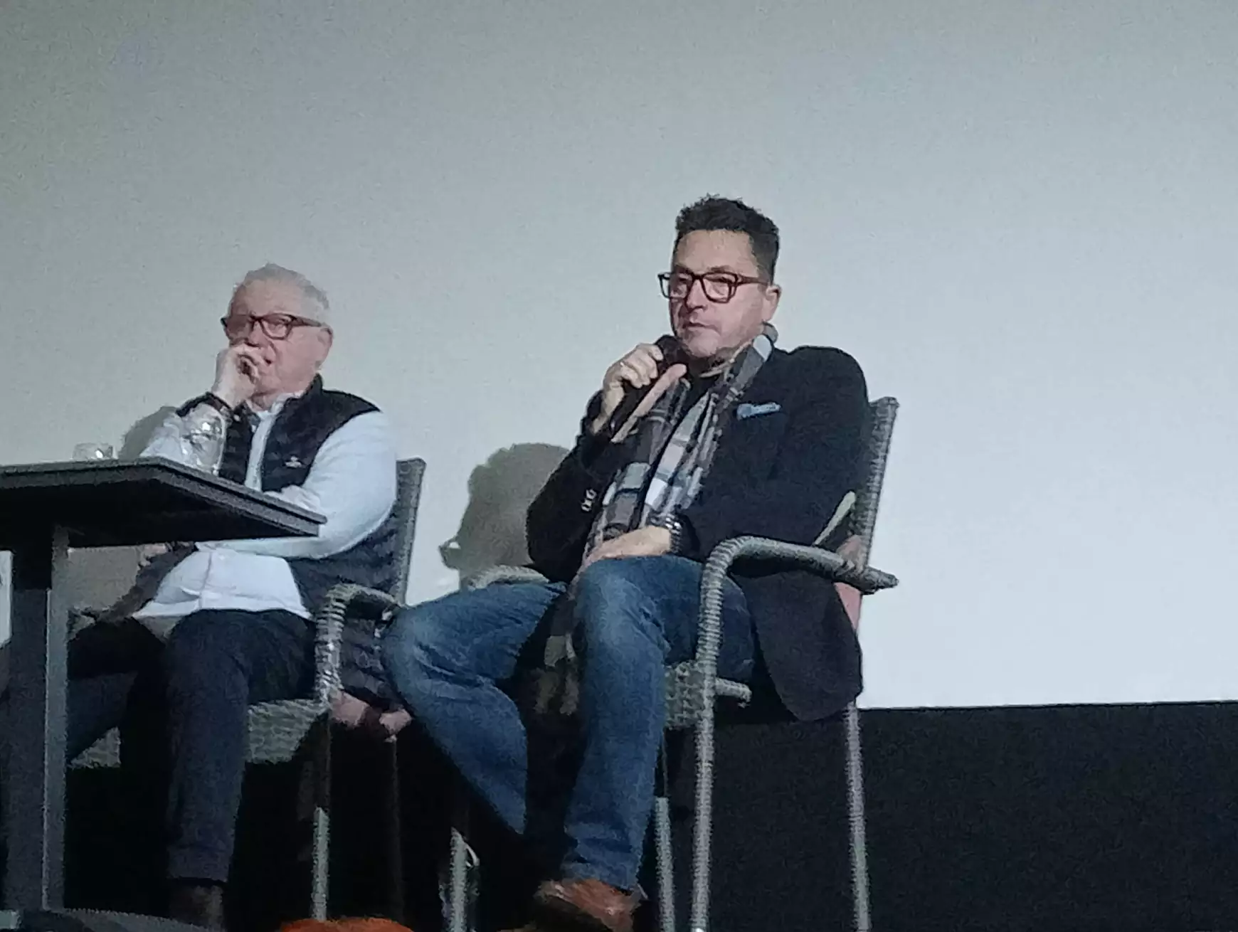 Állótaps az EMBER MARADJ - Az Ákos-sztori. Eddig. című portréfilm közönségtalálkozóval párosult vetítése után, Komáromban – KÉPE