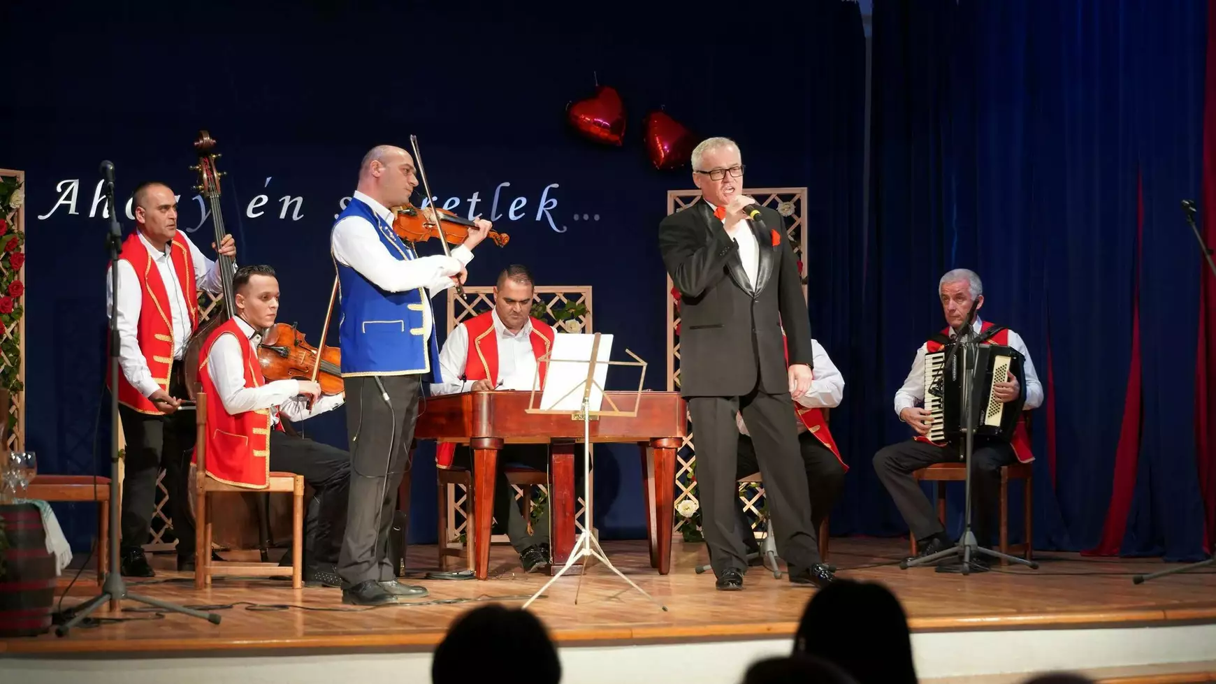 Ivány Árpád főszervező és nótaénekes, az est szíve-lelke