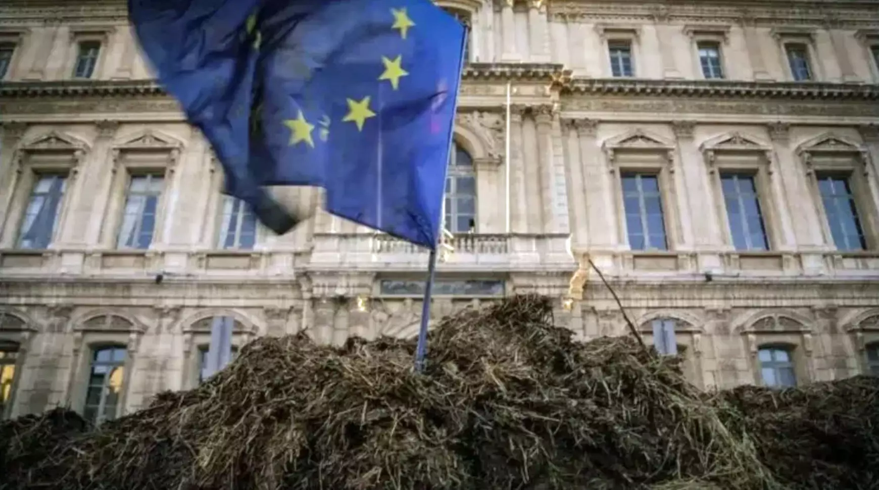 trágya és EU zászló Brüsszelben - agrárium - mezőgazdaság - illusztráció - X