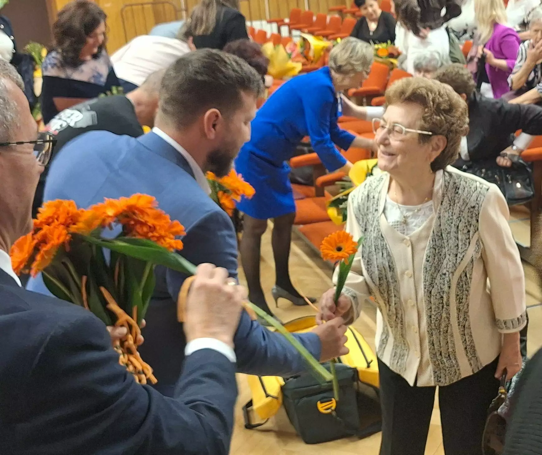 az-unnepi-musor-vegen-minden-pedagogust-viraggal-koszontottek