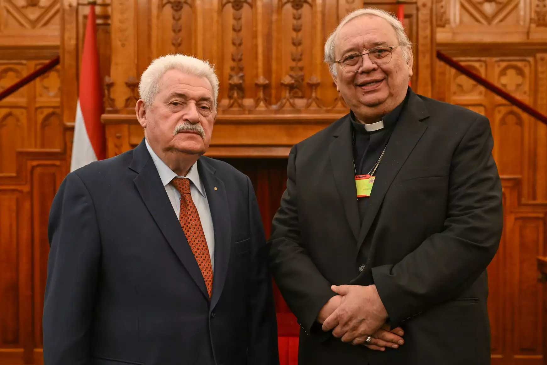 Az idei Esterházy-díjazottak Fónagy János, a Nemzetgazdasági Minisztérium parlamenti államtitkára (b) és Orosch János nagyszombati római katolikus érsek az Esterházy János, a mártírsorsú felvidéki politikus emlékére rendezett ünnepségen az Országház Felsőházi termében