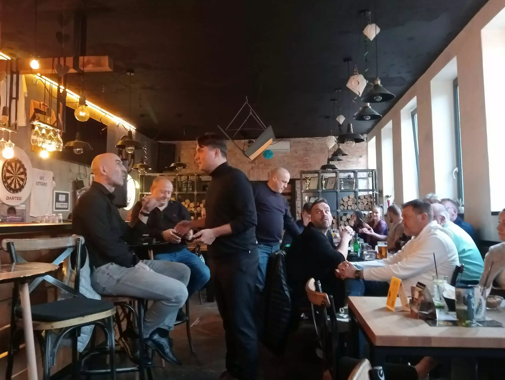 Tabuk nélkül Gubík Lászlóval, „pulóveres körútja” komáromi állomásán – KÉPEKKEL