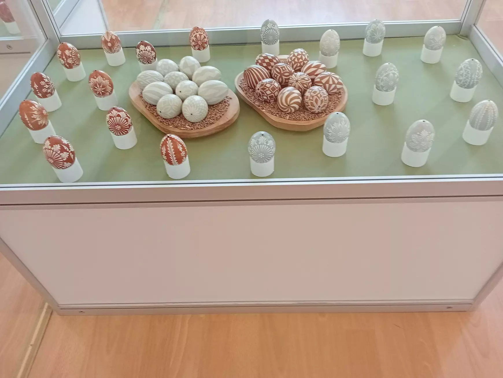 Húsvétra hangolódva: hímes tojáscsodák a komáromi Zichy-palotában - KÉPEKKEL