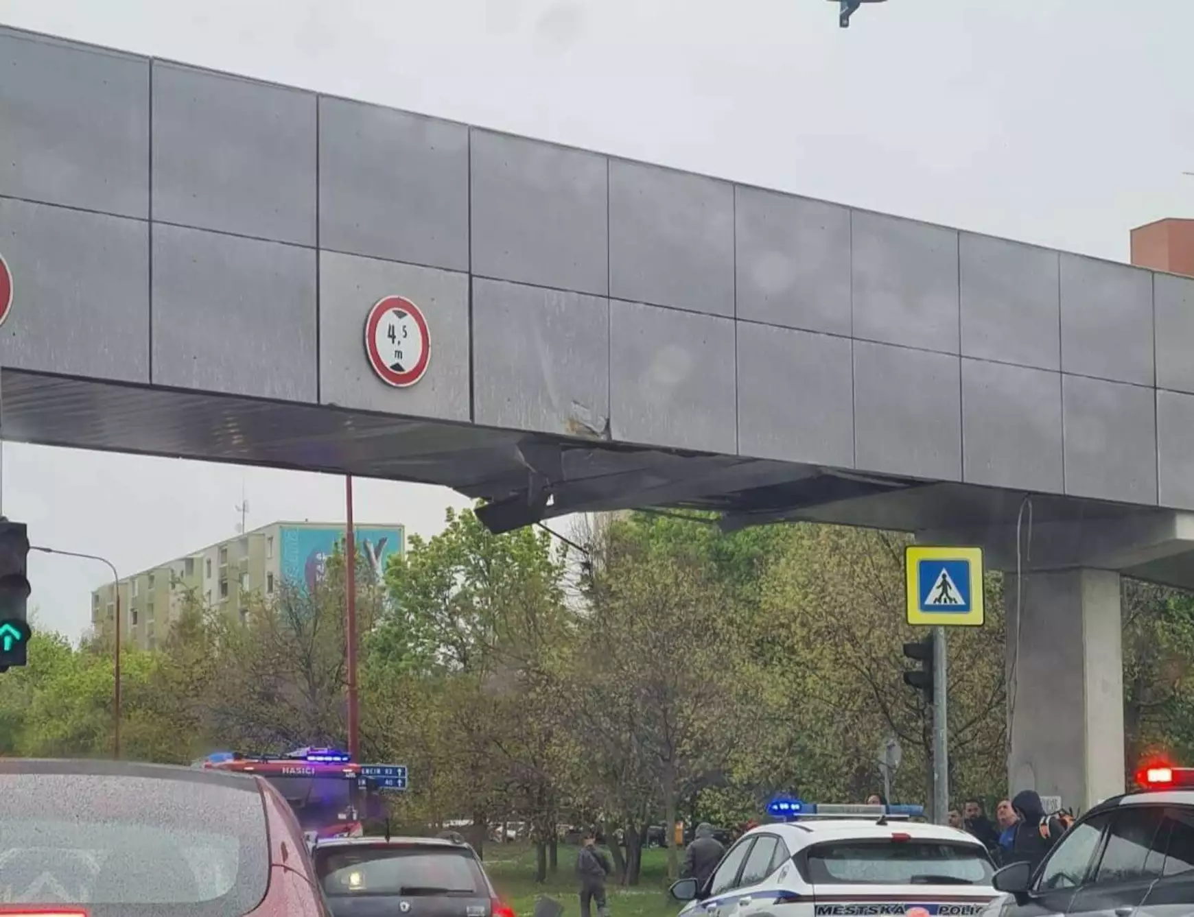 beszorult a felüljáró alá