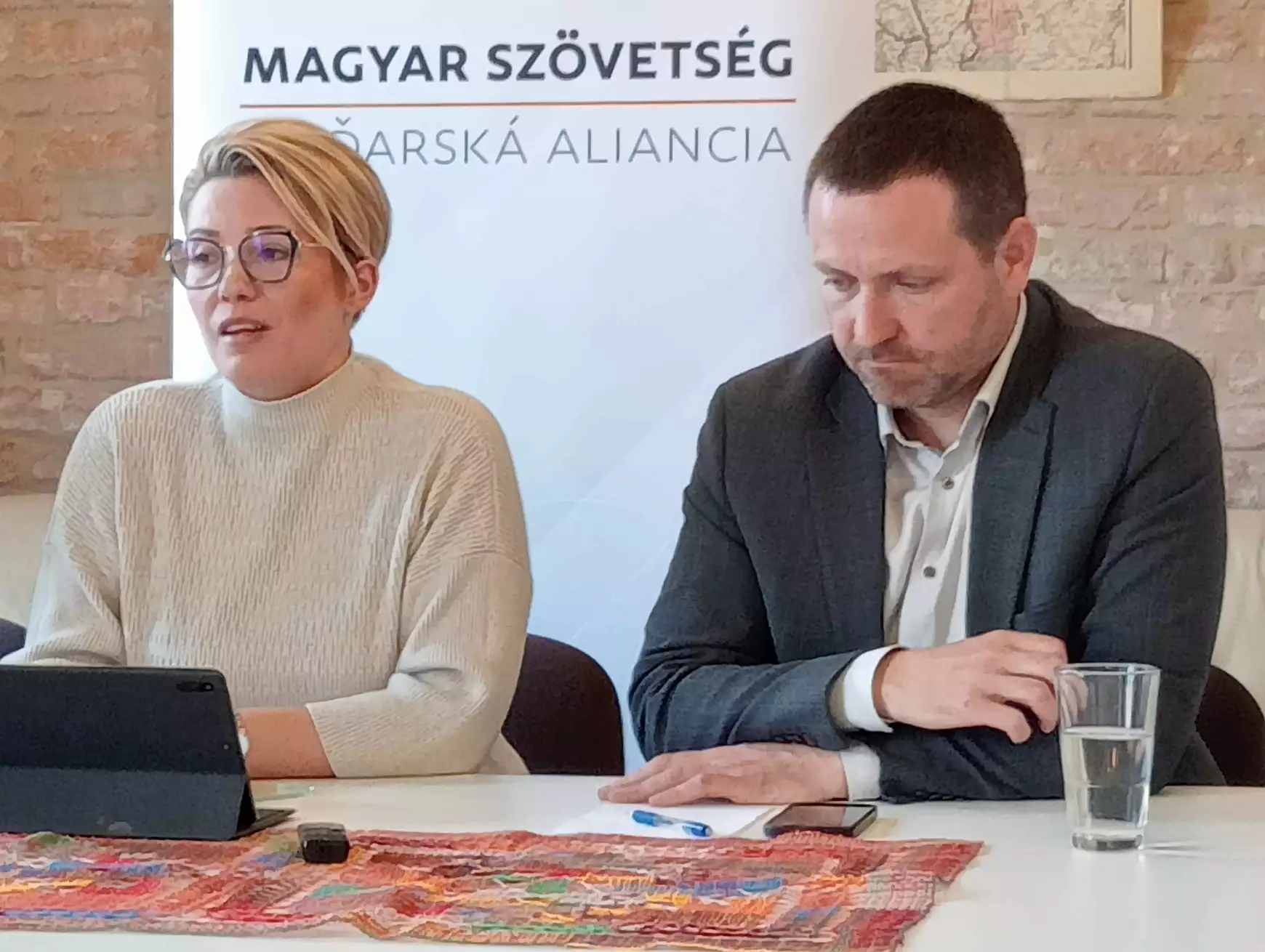 Folyó ügyekről, megyei és városi tervekről, pénz- és díjosztásról, mozicsillagról - KÉPEKKEL