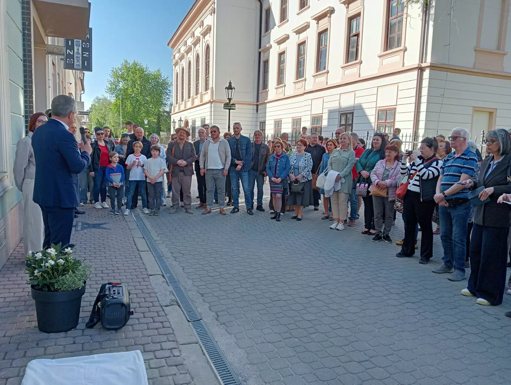 Jónak kell lenni, kabátokat magunk után hagyni, nem tövispalánkokat – felavatták Benkő Géza mozicsillagát – KÉPEKKEL