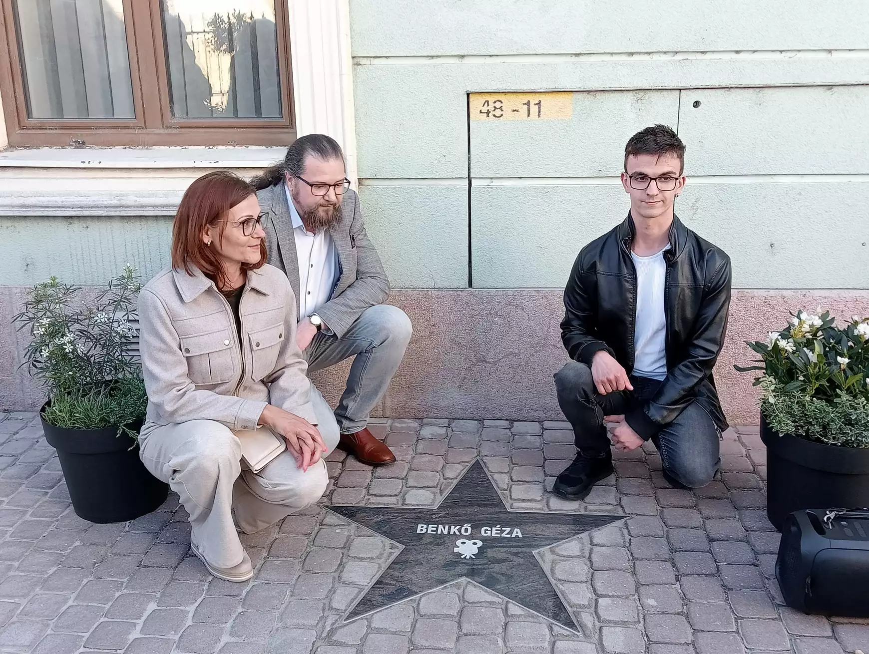 Jónak kell lenni, kabátokat magunk után hagyni, nem tövispalánkokat – felavatták Benkő Géza mozicsillagát – KÉPEKKEL