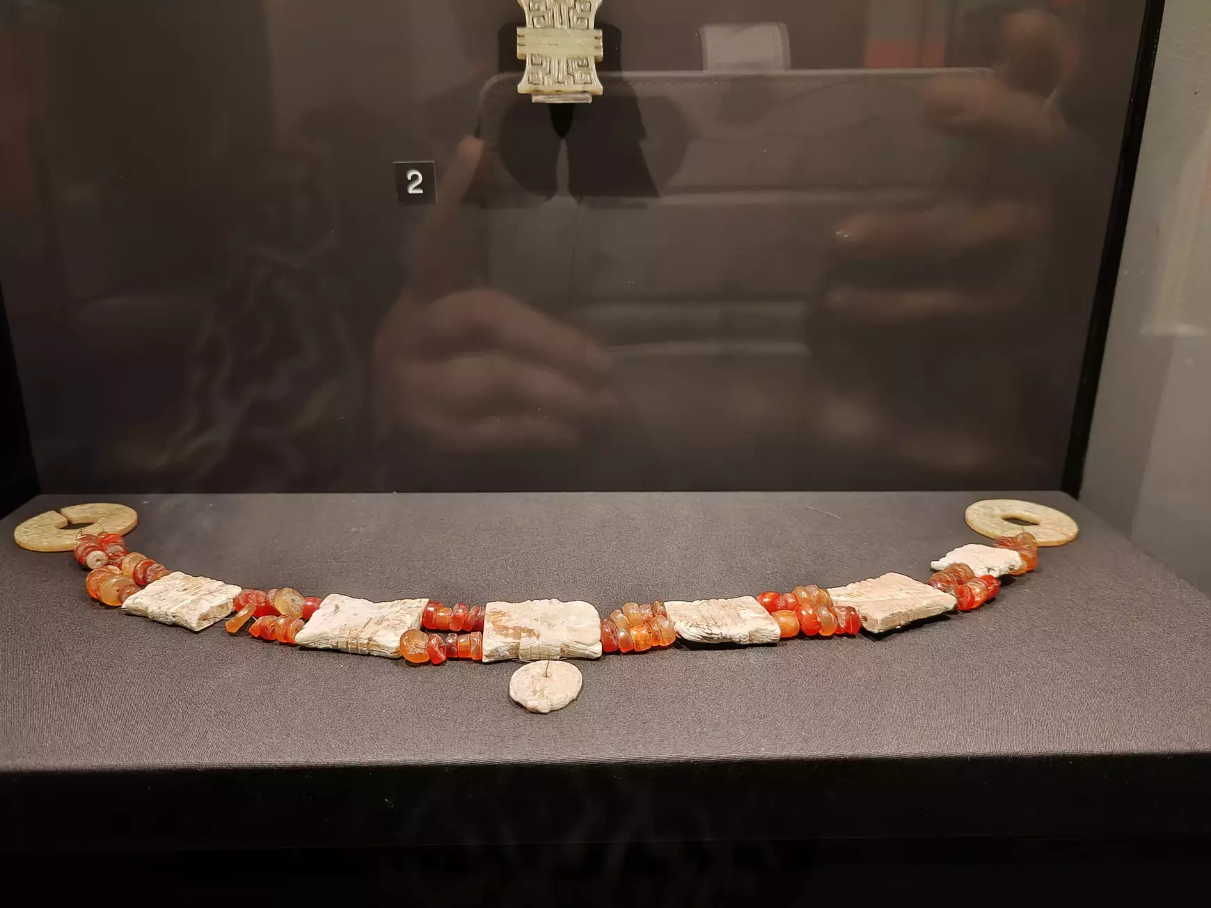 Jádelapokból és achátszemekből álló ékszer