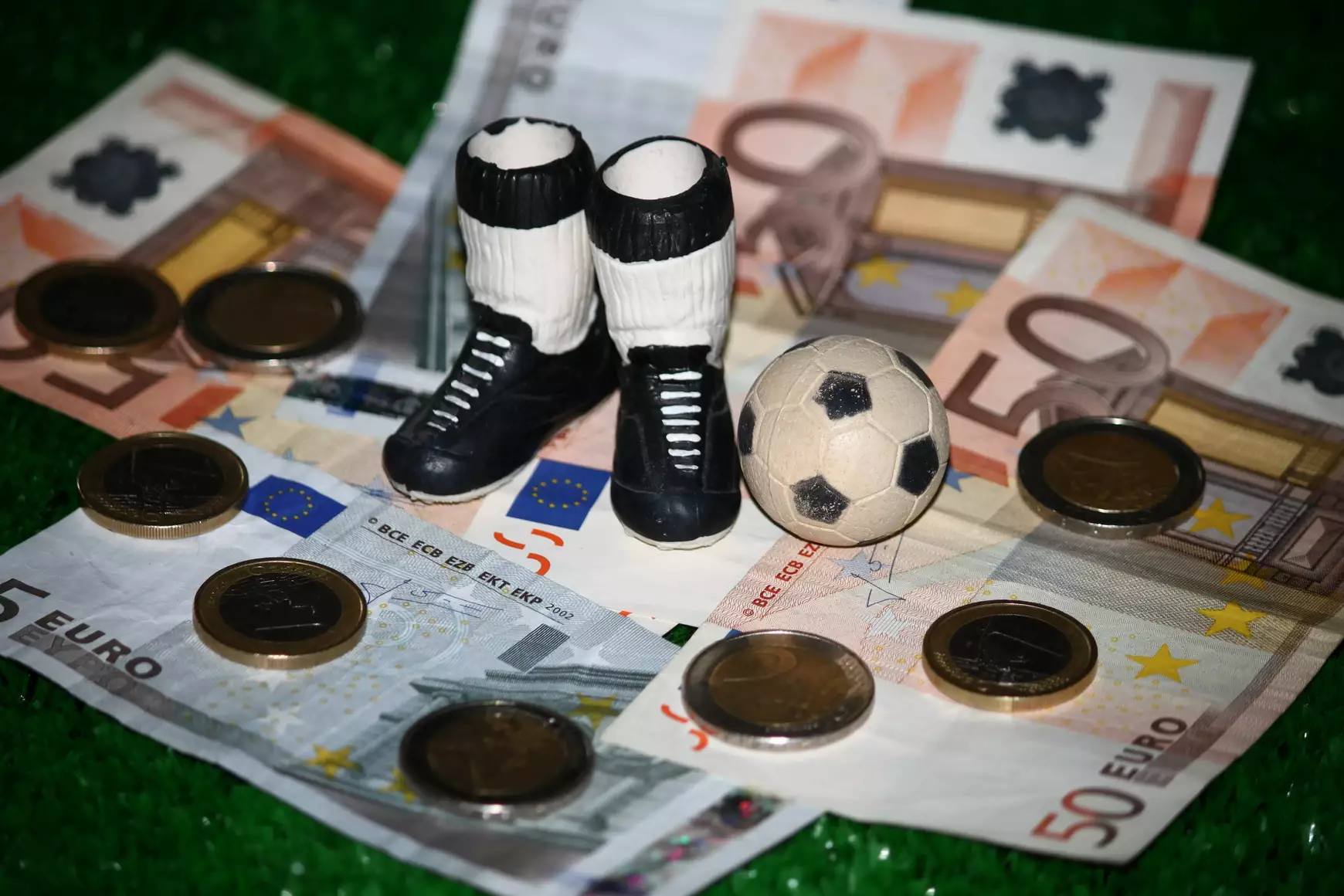 pénz és foci