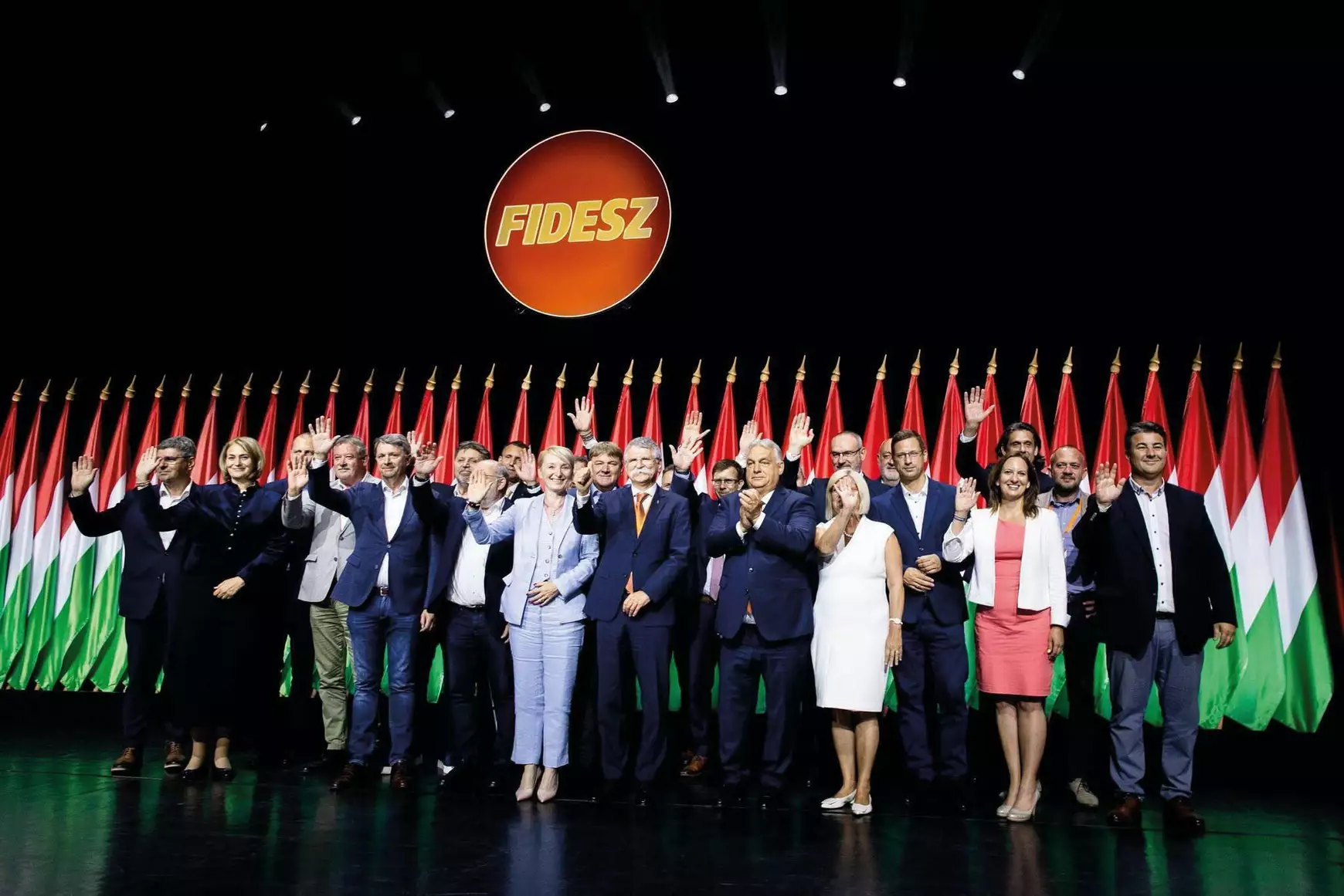 Magyarkártyás előremenekülés a zavaros jelenből