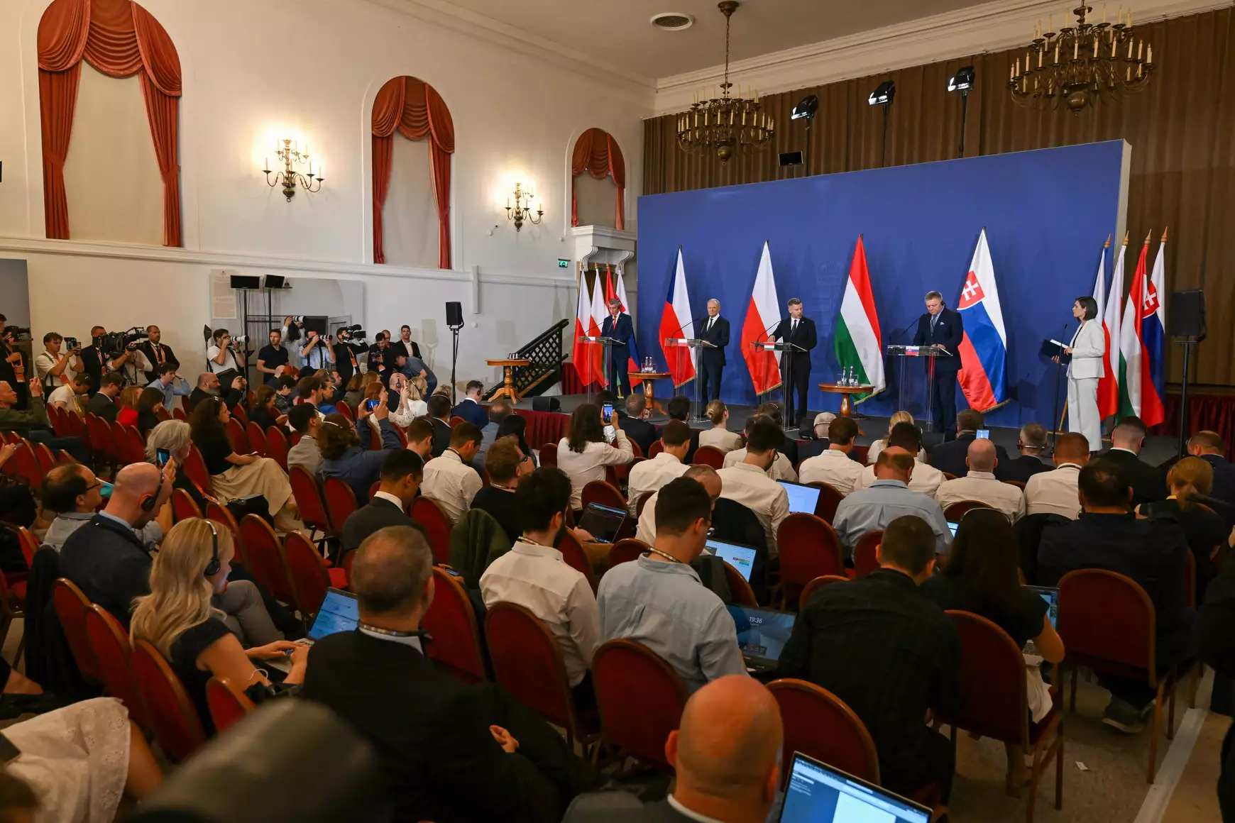 Andrej Babiš cseh, Donald Tusk lengyel, Magyar Péter magyar és Robert Fico szlovák miniszterelnök