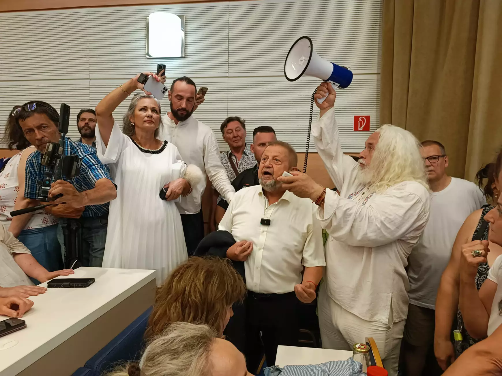 Harabin megafonon is beszélt a néphez. Mögötte balra Ján Bombic