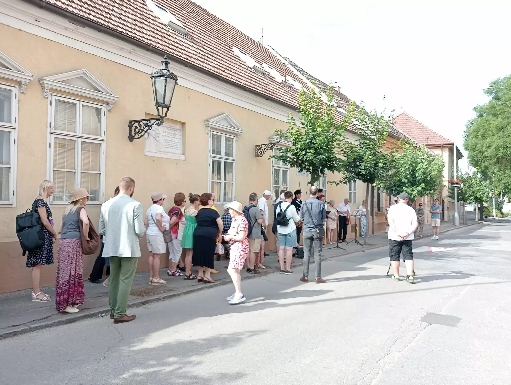 Komáromban már emléktábla hirdeti: itt jelent meg az első magyar nyelvű ismeretterjesztő folyóirat – KÉPEKKEL