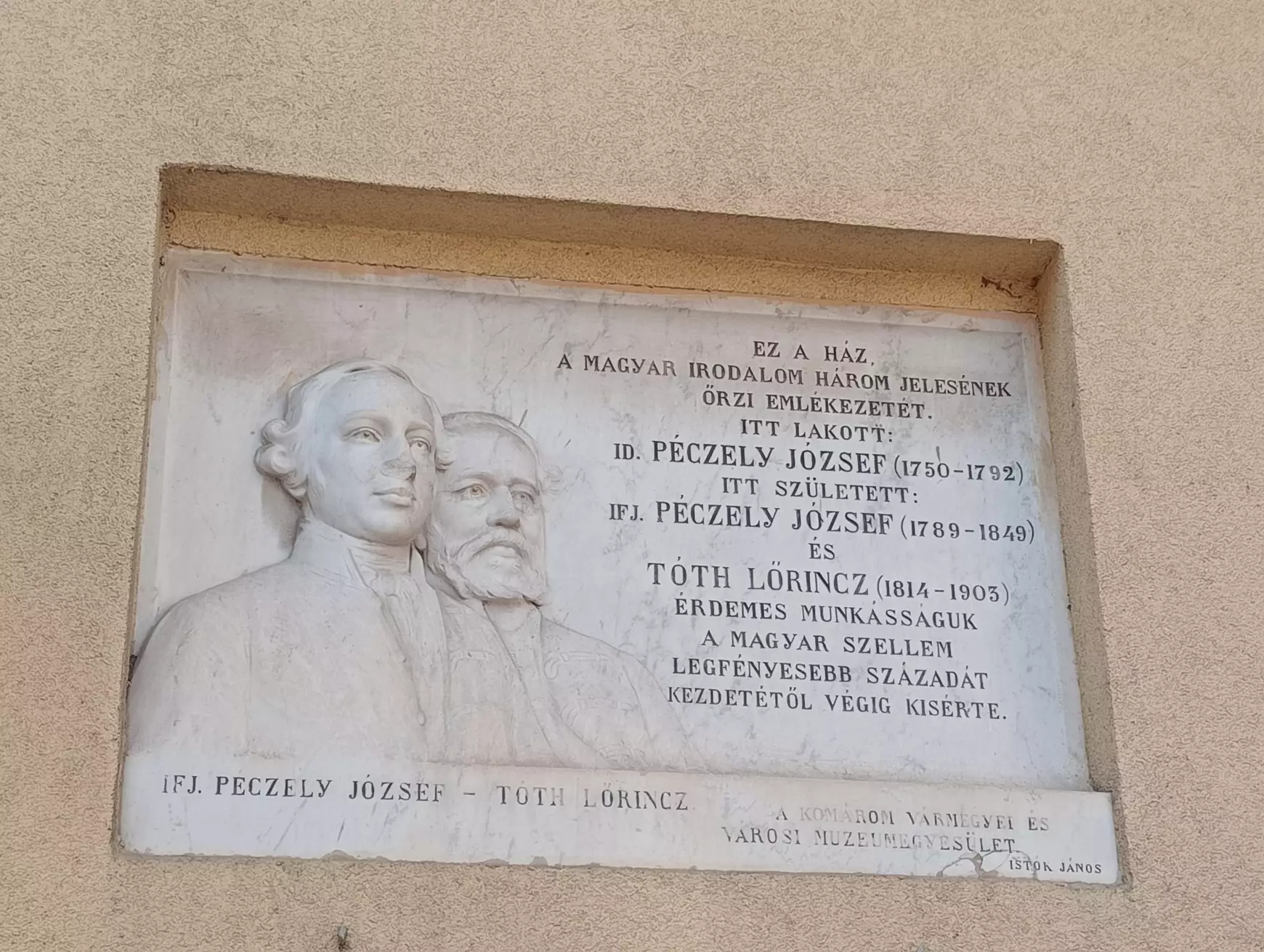 Komáromban már emléktábla hirdeti: itt jelent meg az első magyar nyelvű ismeretterjesztő folyóirat – KÉPEKKEL