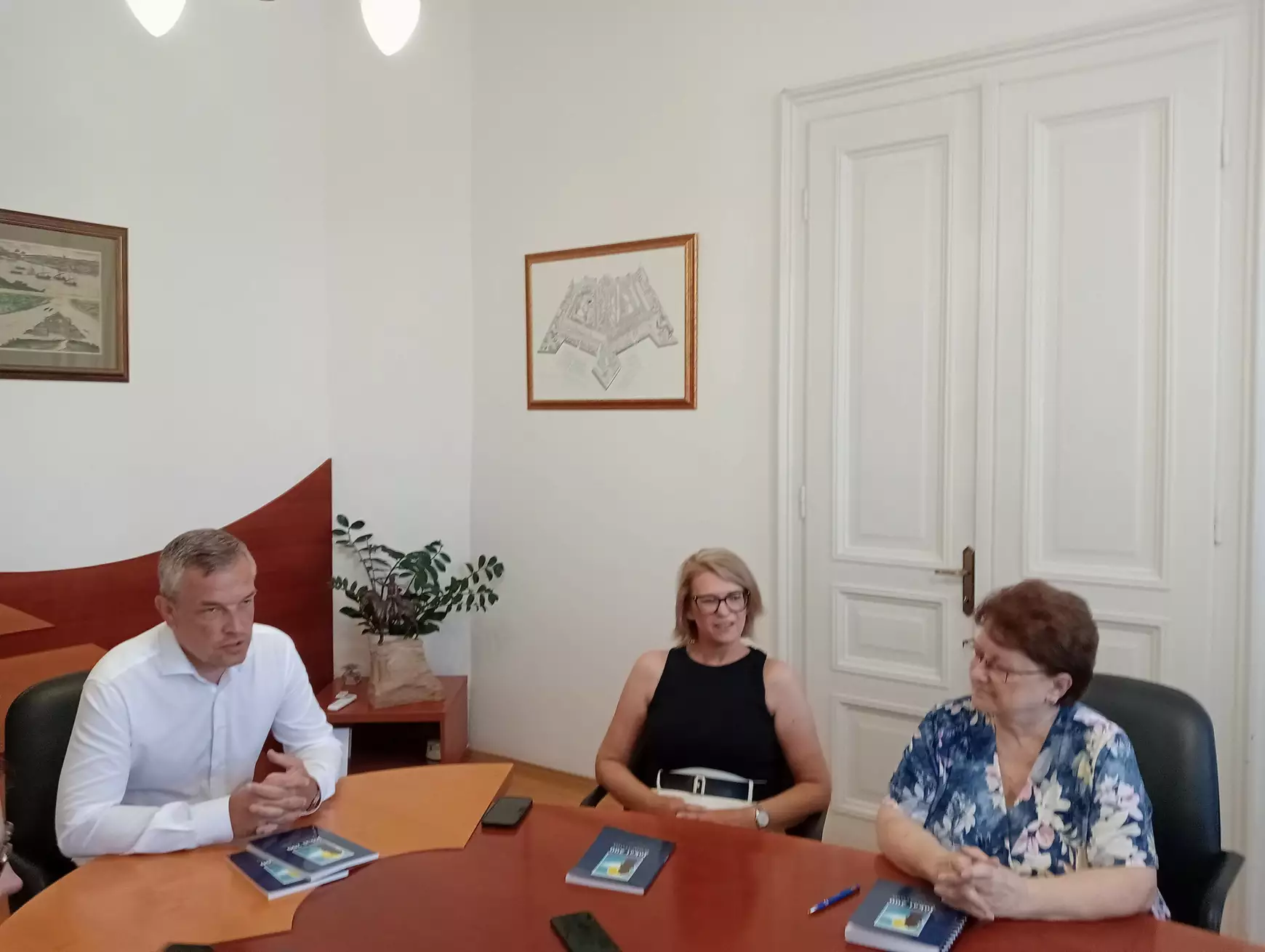 Emlékkönyv jelent meg a Jókai-emlékév komáromi eseményeiről – KÉPEKKEL