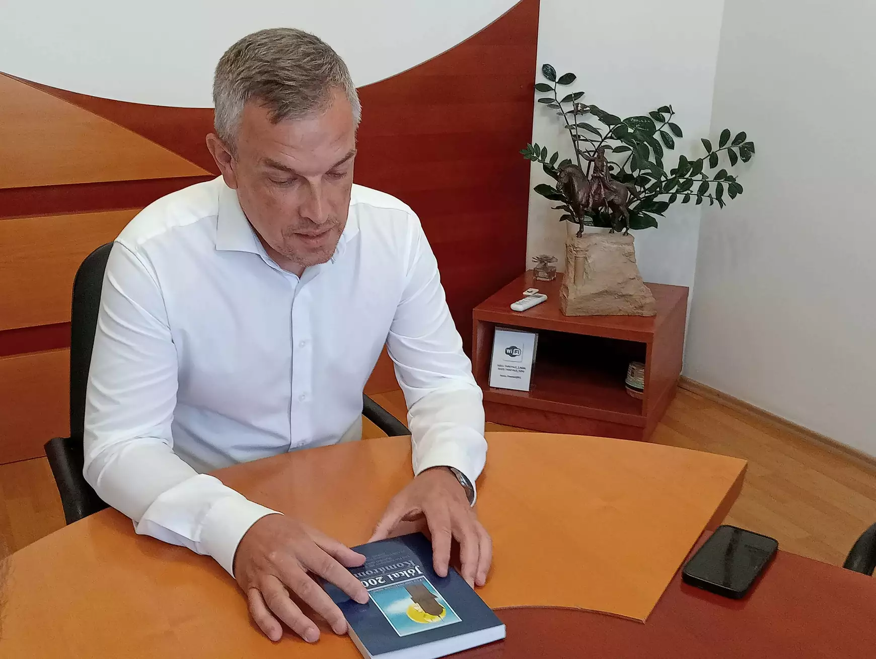 Emlékkönyv jelent meg a Jókai-emlékév komáromi eseményeiről – KÉPEKKEL