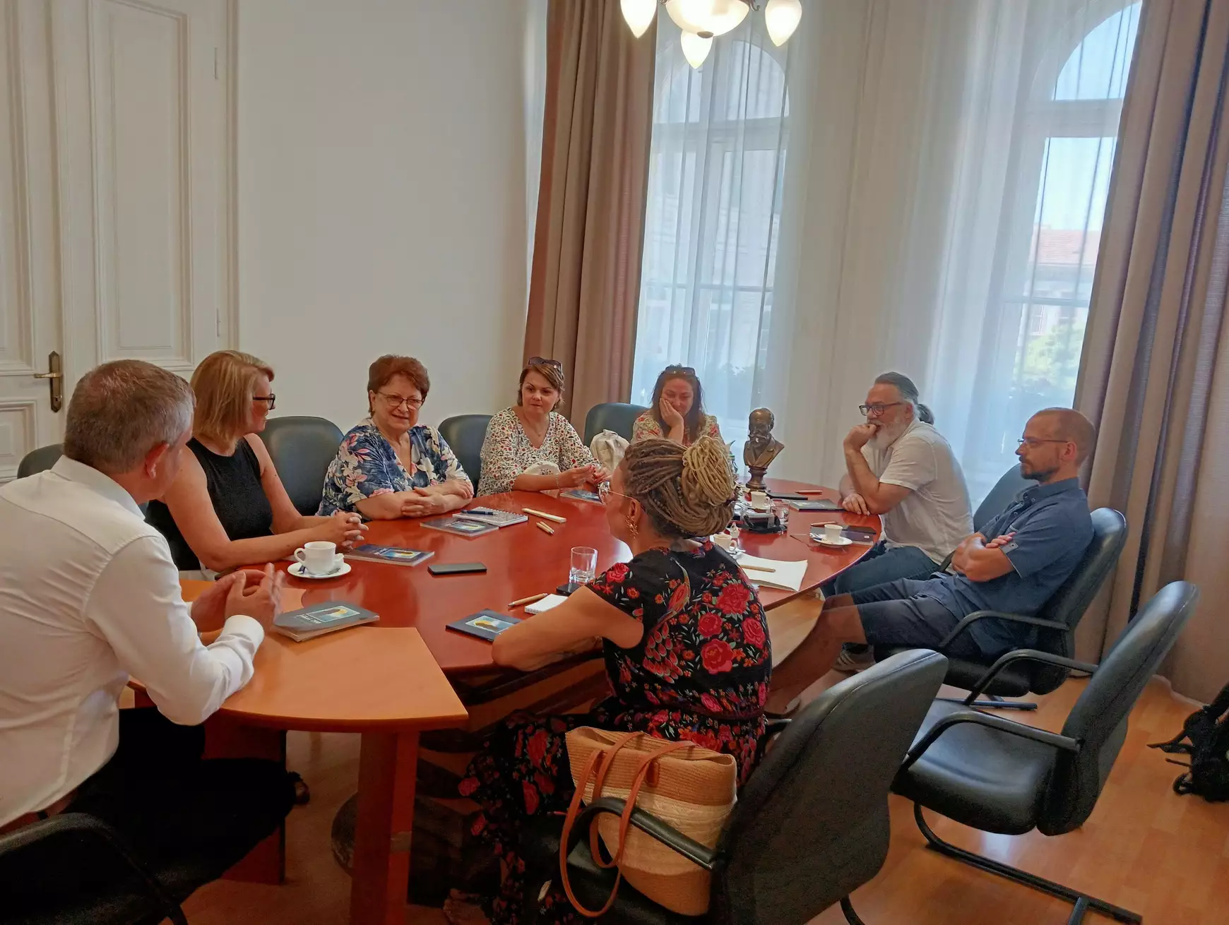 Emlékkönyv jelent meg a Jókai-emlékév komáromi eseményeiről – KÉPEKKEL