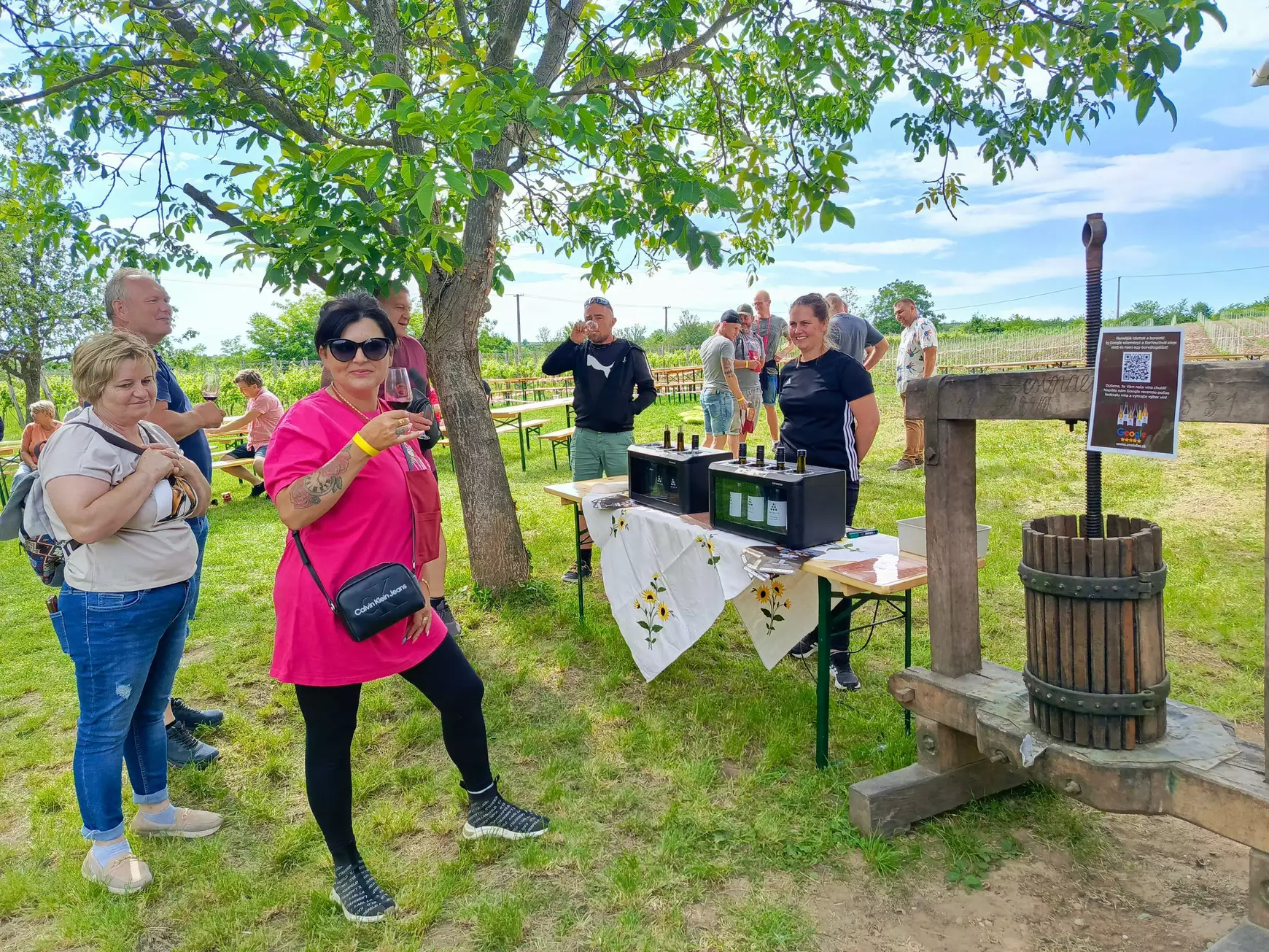 Látogatók az Árendás Winery pincéjénél