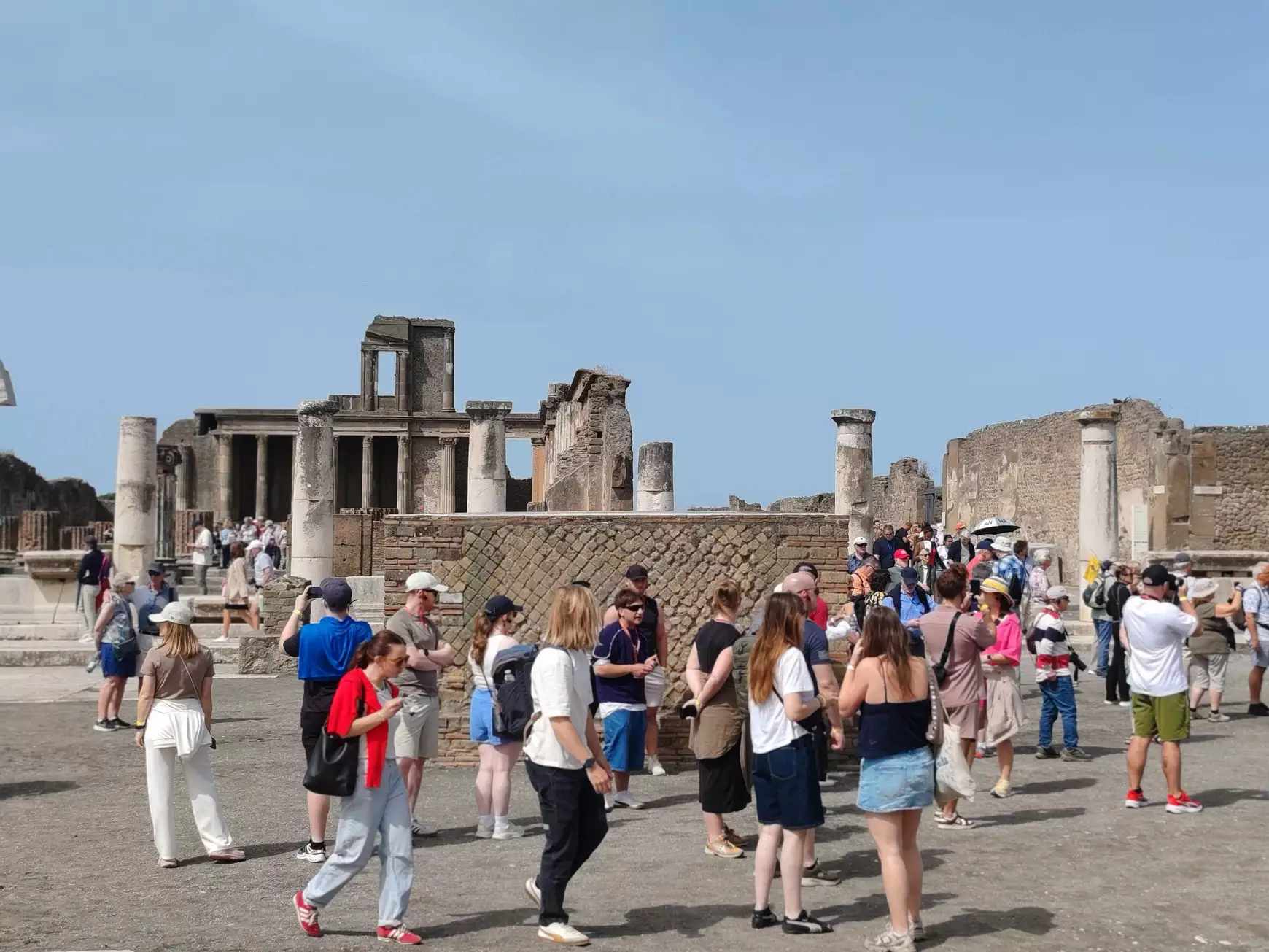 Háttérben Jupiter templomának oszlopai