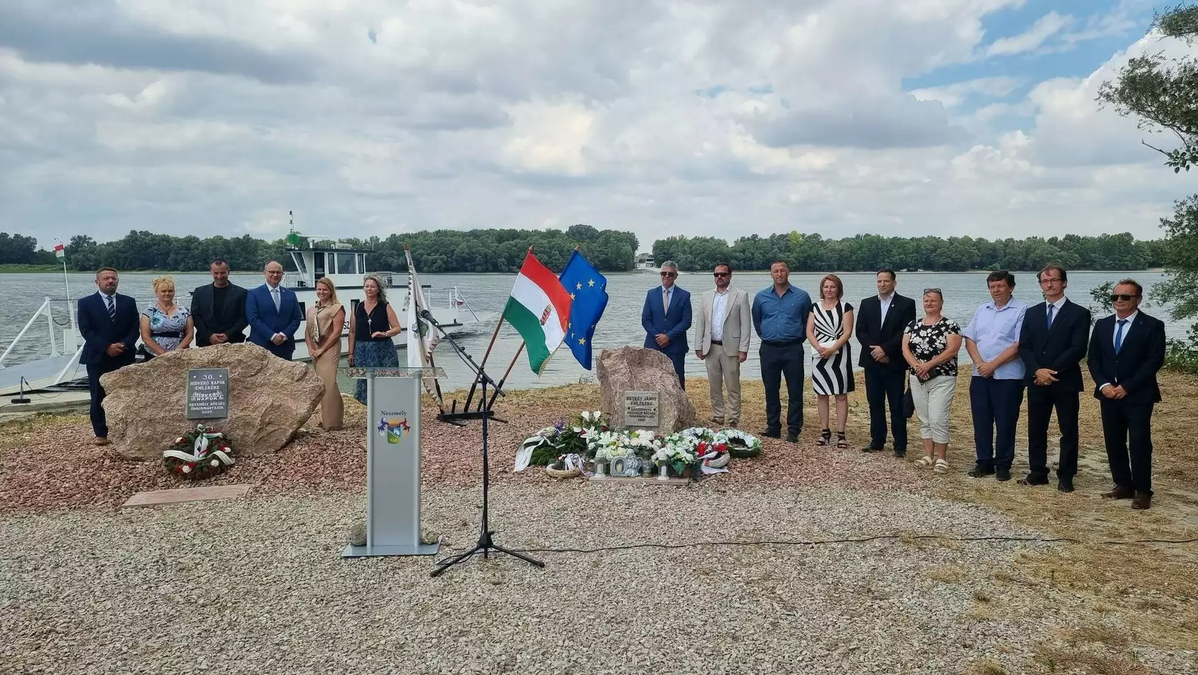 Fényhíd is hirdette a Duna két partján élők összetart(oz)ását – KÉPEKKEL 