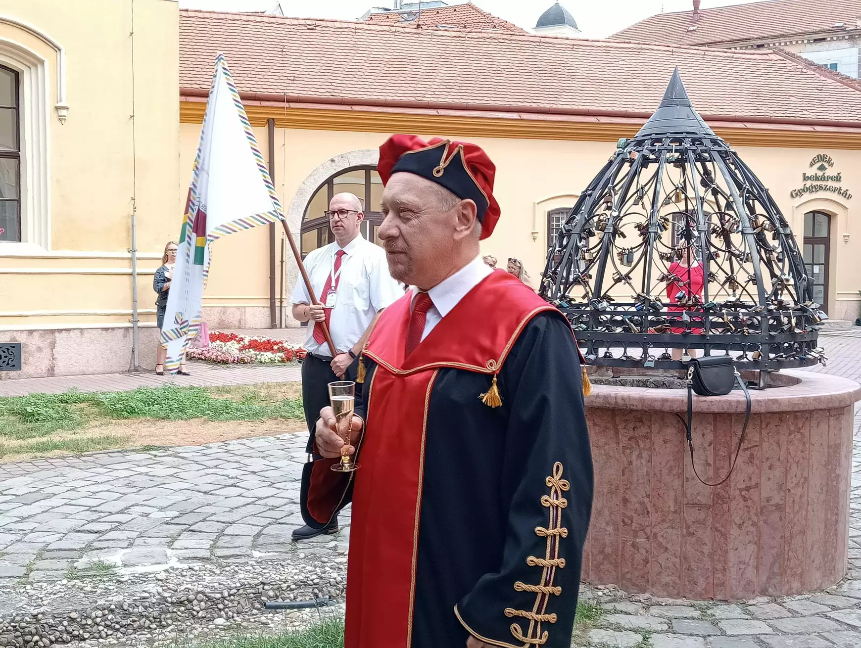 „Selyés” diplomaosztó ceremónia zenés utcai felvonulással – KÉPEKKEL