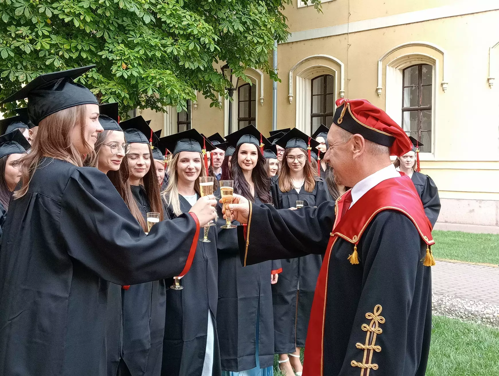„Selyés” diplomaosztó ceremónia zenés utcai felvonulással – KÉPEKKEL