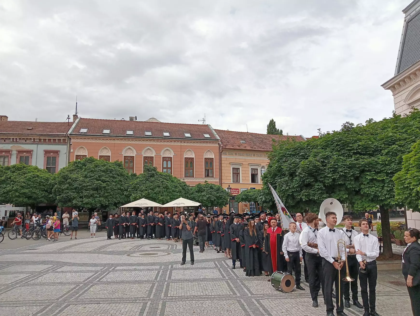 „Selyés” diplomaosztó ceremónia zenés utcai felvonulással – KÉPEKKEL