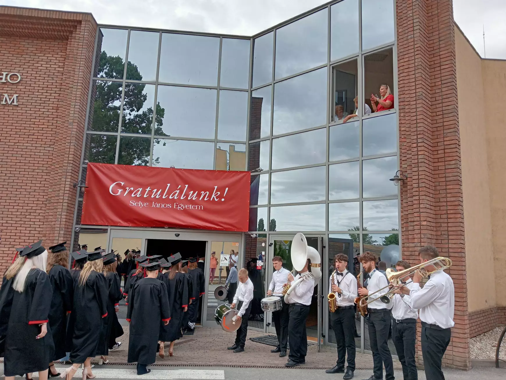 „Selyés” diplomaosztó ceremónia zenés utcai felvonulással – KÉPEKKEL