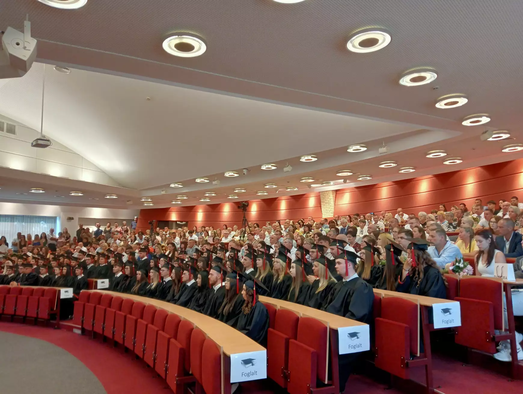 „Selyés” diplomaosztó ceremónia zenés utcai felvonulással – KÉPEKKEL
