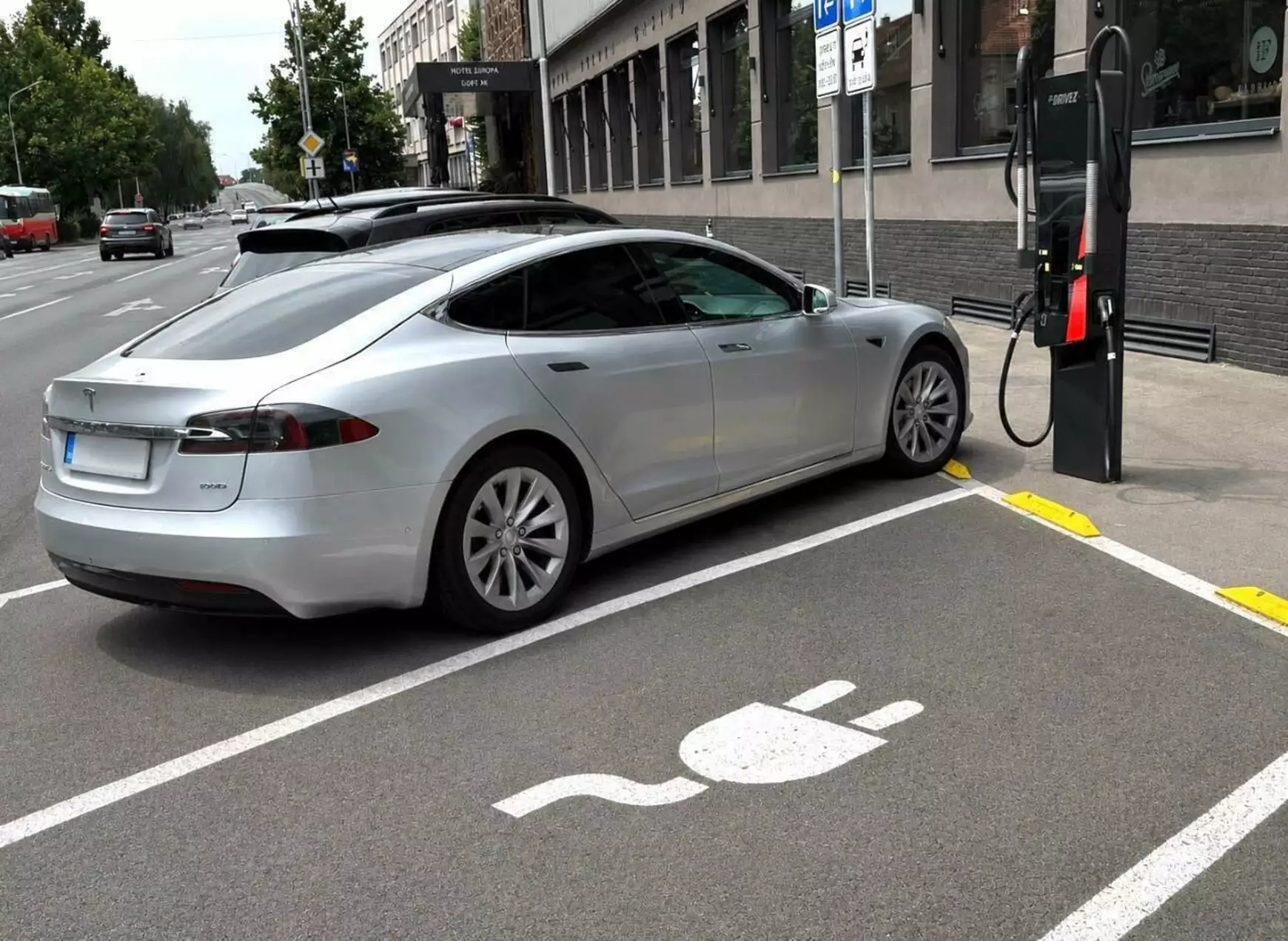 Öt új elektromosautó-töltőállomás működik Komáromban - KÉPEKKEL