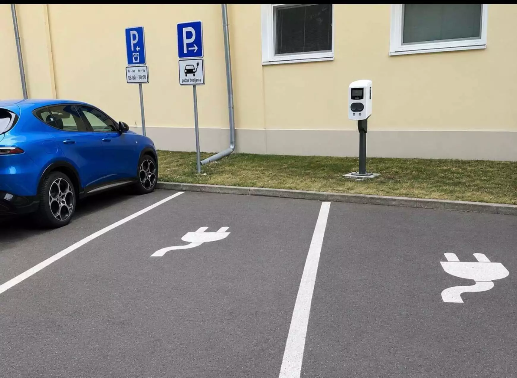 Öt új elektromosautó-töltőállomás működik Komáromban - KÉPEKKEL