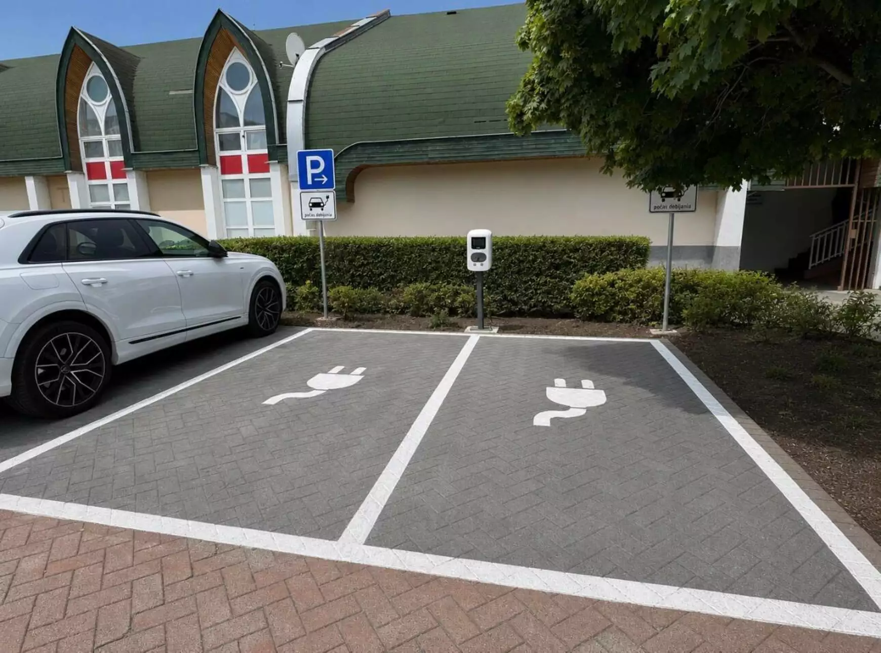 Öt új elektromosautó-töltőállomás működik Komáromban - KÉPEKKEL