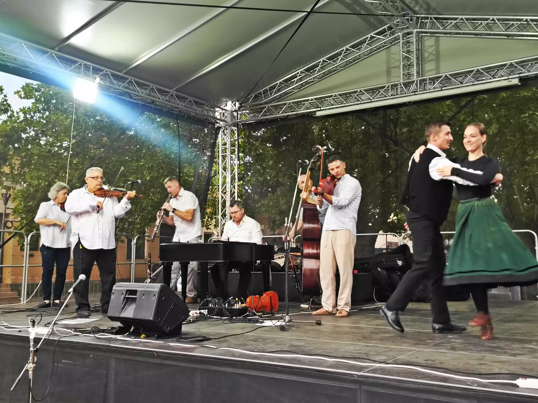 A Varjos zenekar vendégművészeikkel
