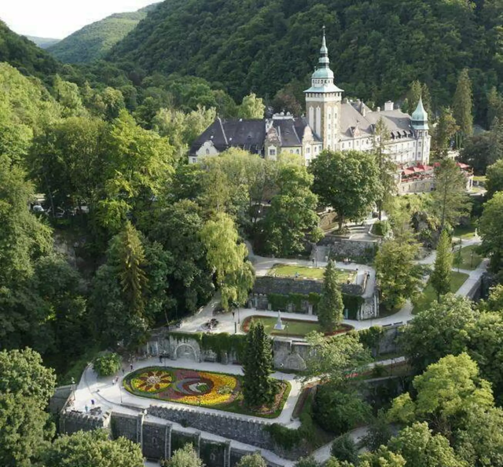 a-palotaszallo-a-fuggokerttel-hellomiskolc.hu_
