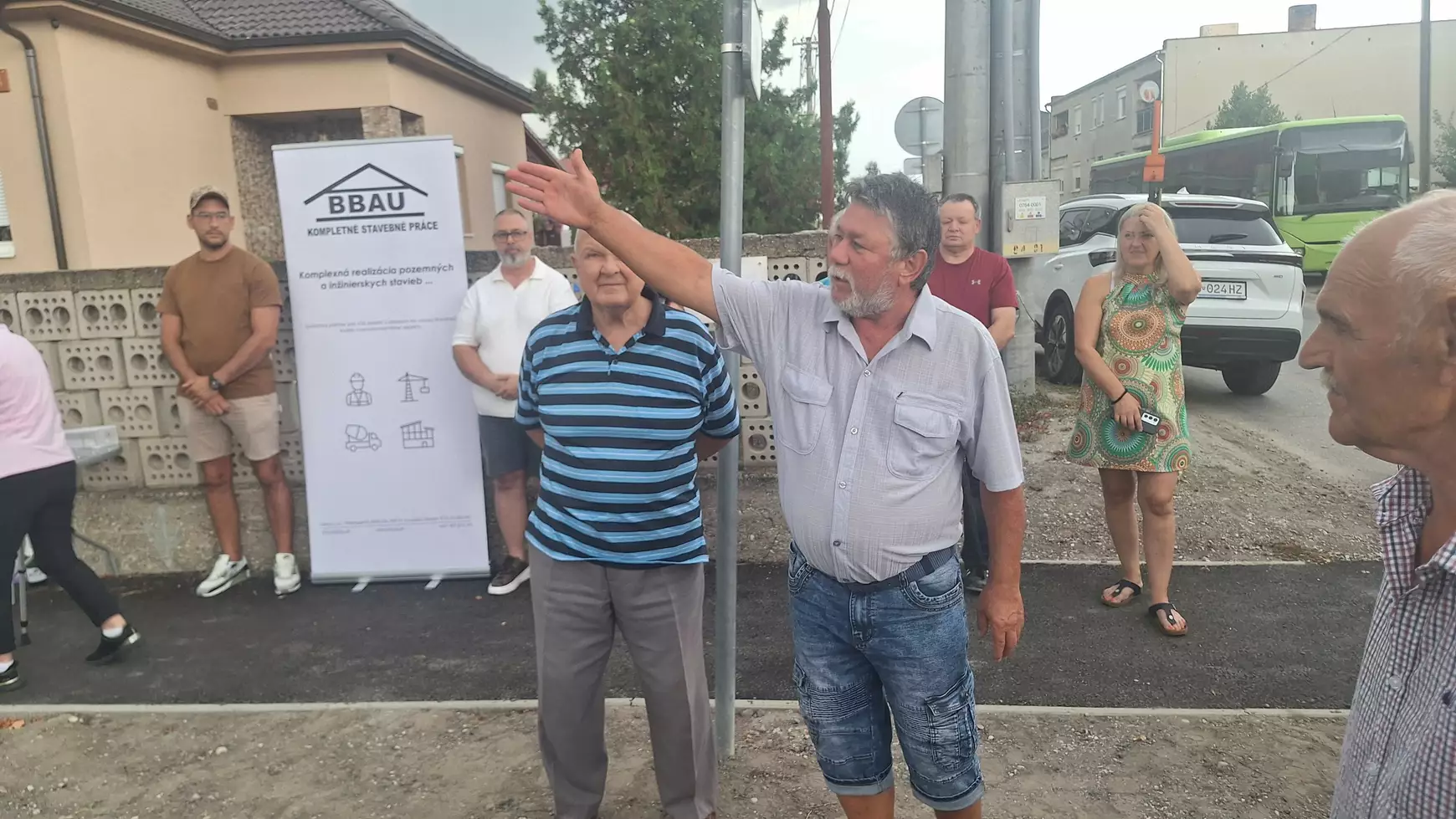 gyori-bela-mutatja-a-jelenlevoknek-hogy-merre-talalhato-varga-ildiko-egykori-haza