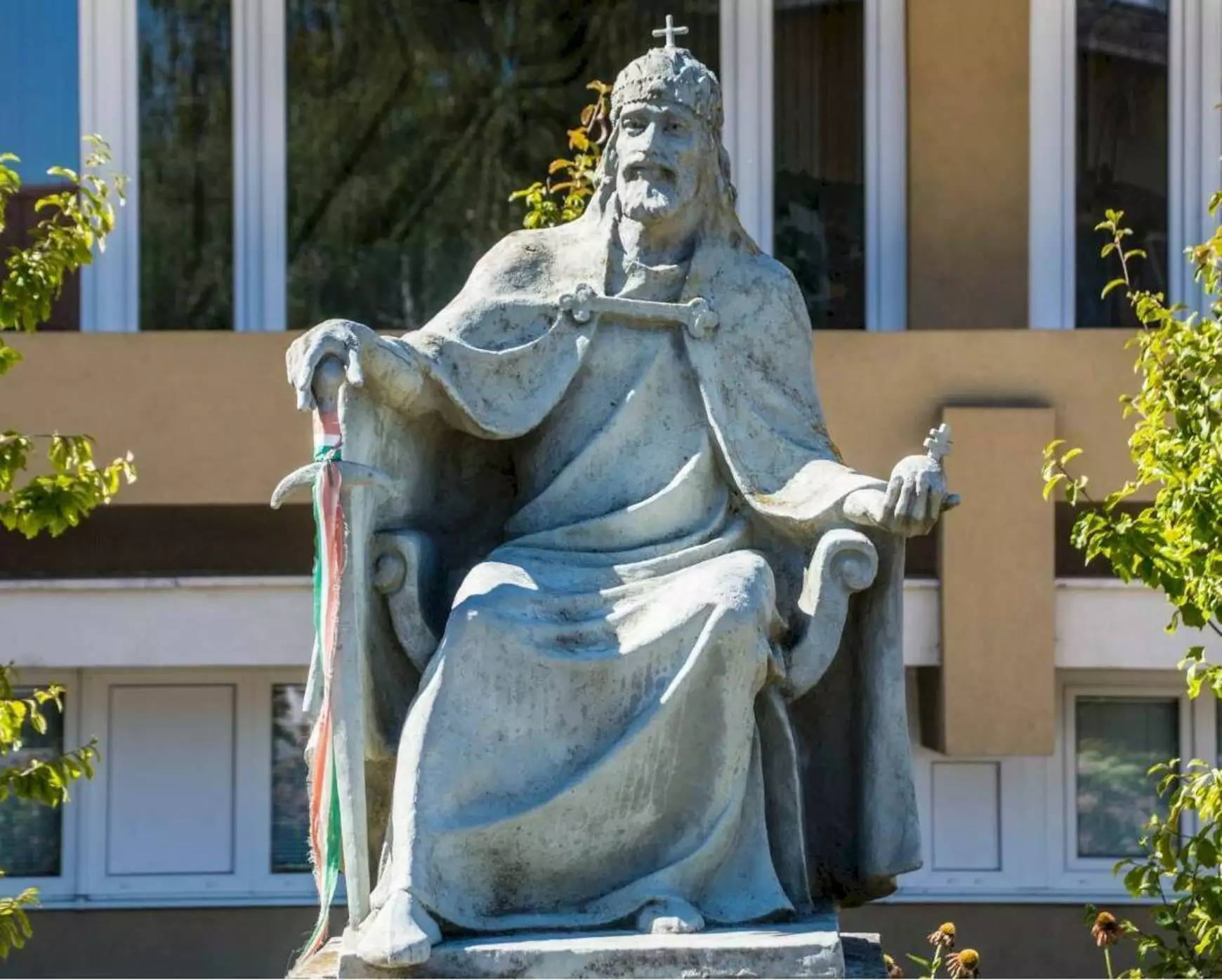 szent-istvan-szobra-somorjan-kozterkep.hu_