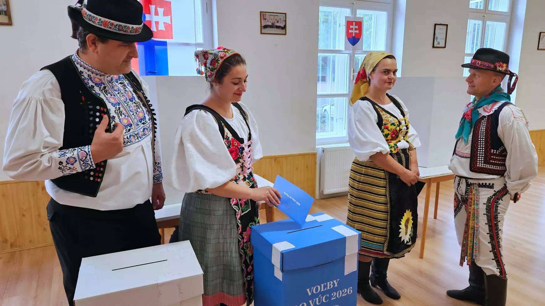 szavazás népviseletben