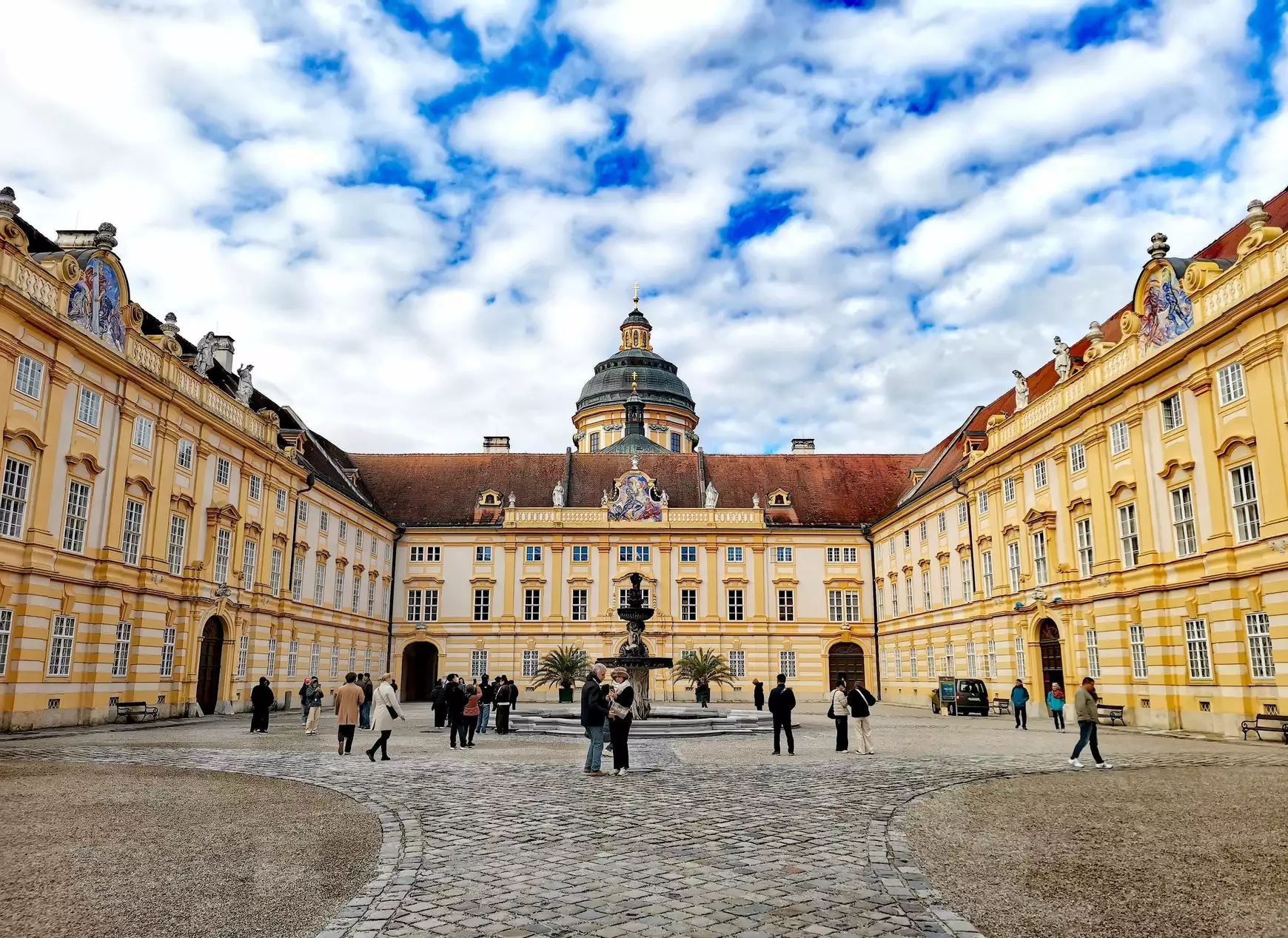 A Melki apátság belső udvarában