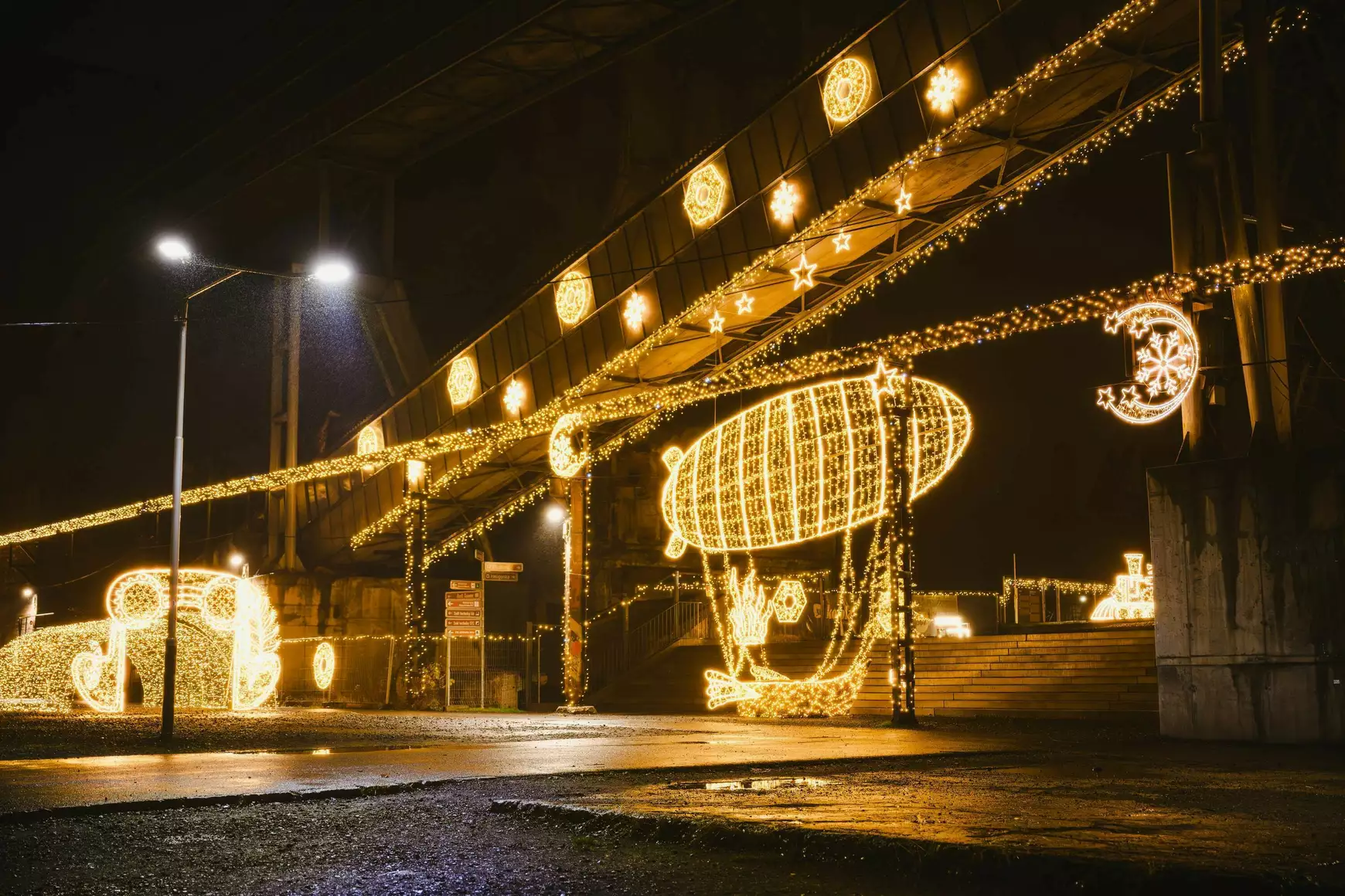 Adventkor ismét lesz Story of lights Komáromban: a világűr sejtelmes fénye árasztja el az erődöt – KÉPEKKEL 