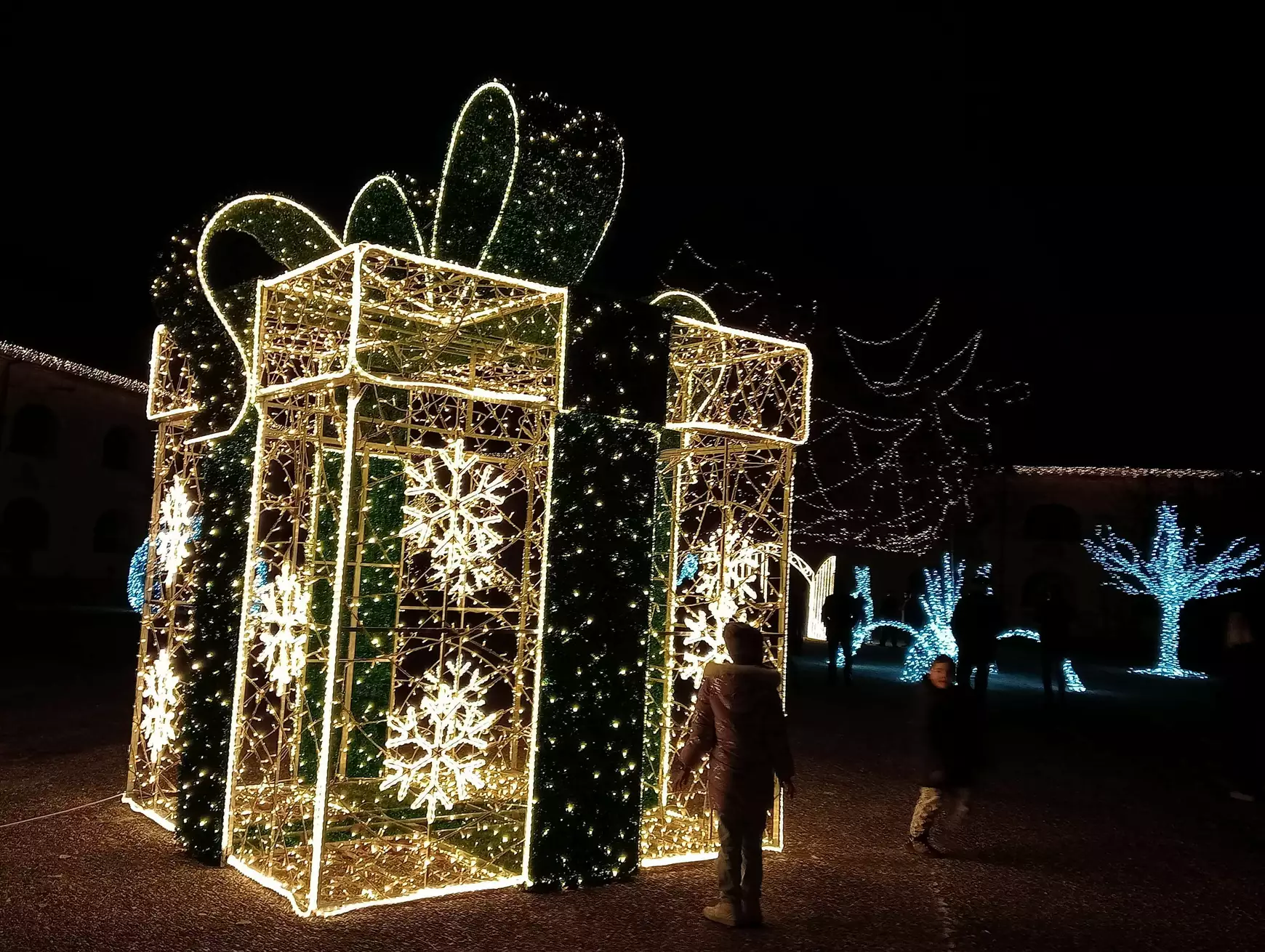 Adventkor ismét lesz Story of lights Komáromban: a világűr sejtelmes fénye árasztja el az erődöt – KÉPEKKEL 