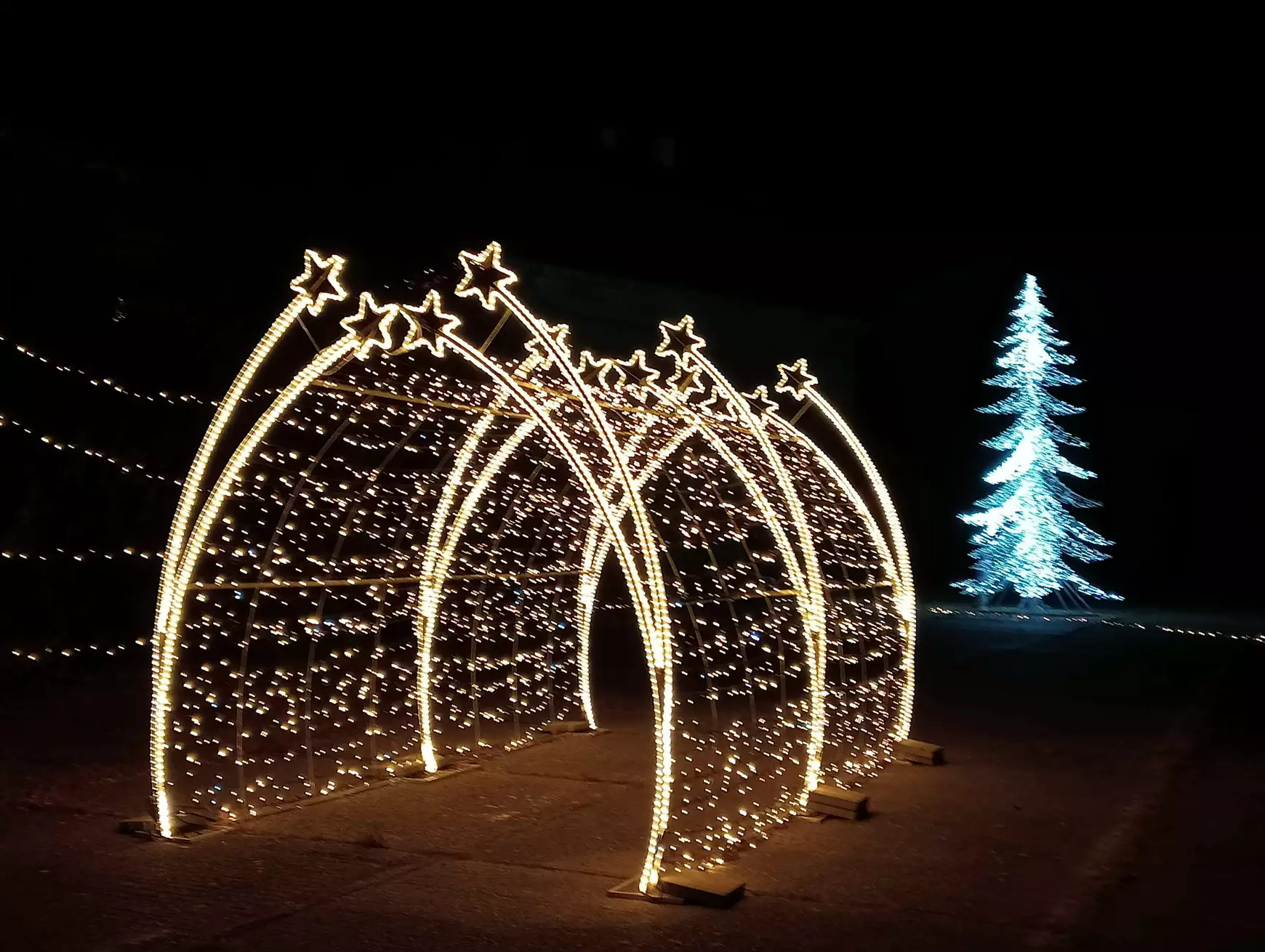 Adventkor ismét lesz Story of lights Komáromban: a világűr sejtelmes fénye árasztja el az erődöt – KÉPEKKEL 