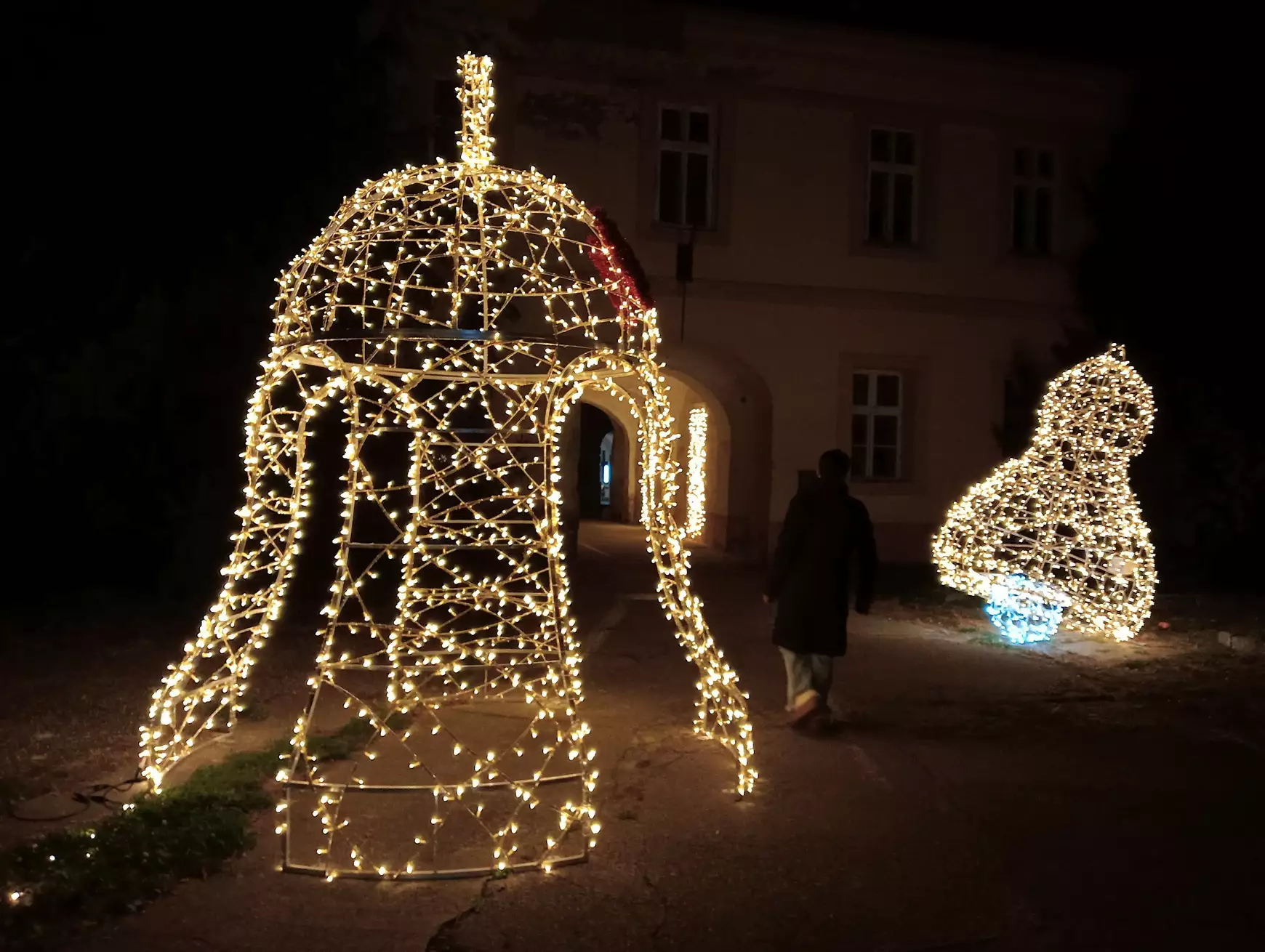 Adventkor ismét lesz Story of lights Komáromban: a világűr sejtelmes fénye árasztja el az erődöt – KÉPEKKEL 