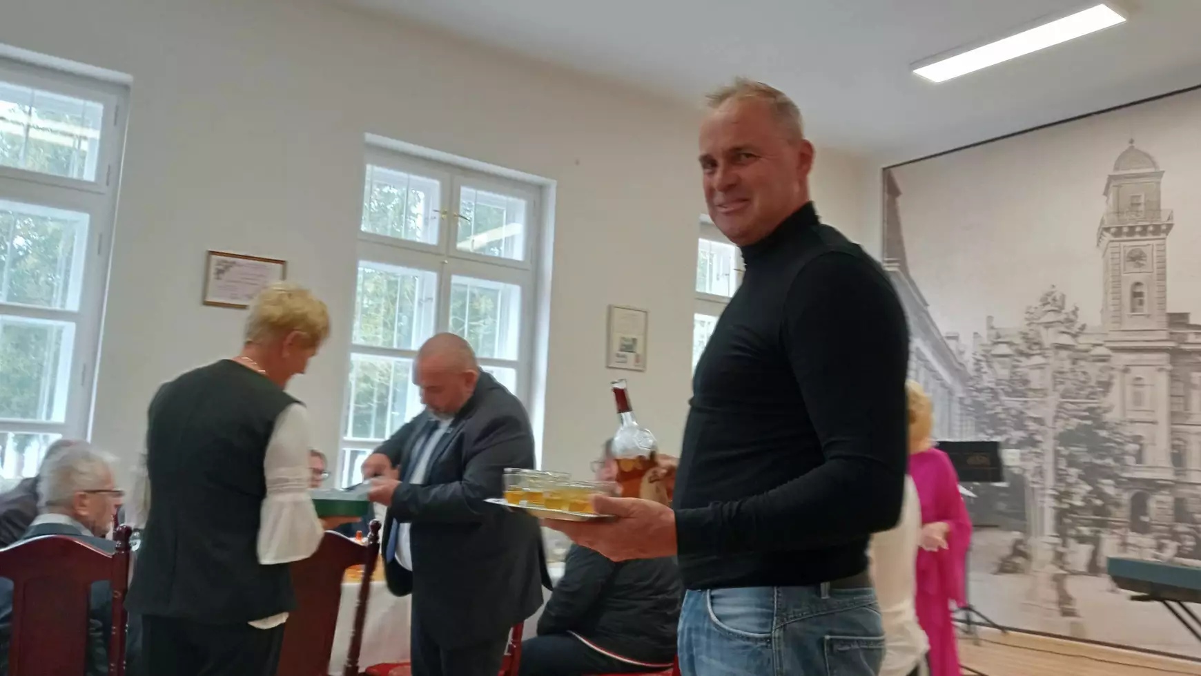  Örömteli, vérpezsdítő ünneplés a komáromi városi nyugdíjasklubban – KÉPEKKEL