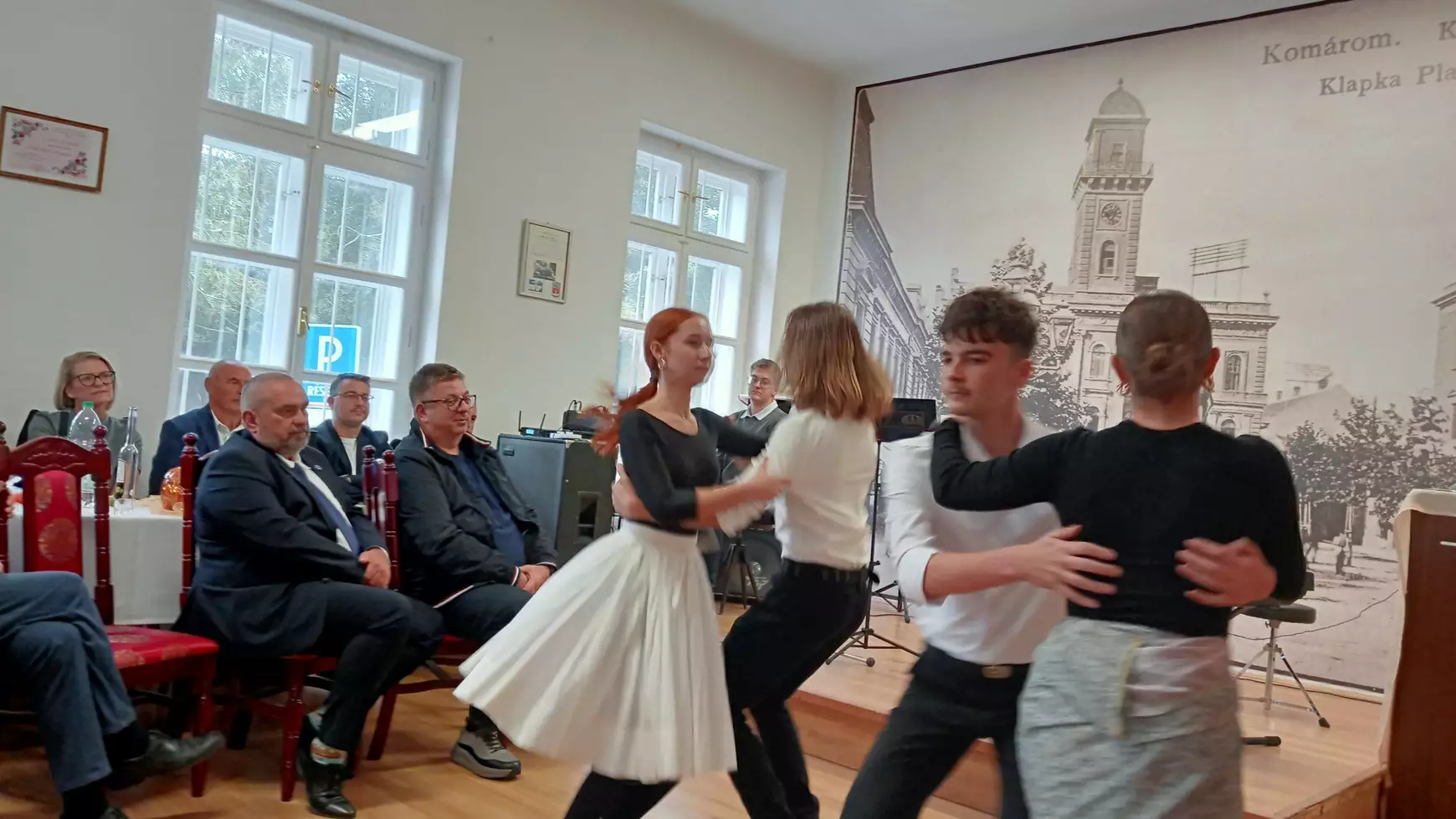  Örömteli, vérpezsdítő ünneplés a komáromi városi nyugdíjasklubban – KÉPEKKEL