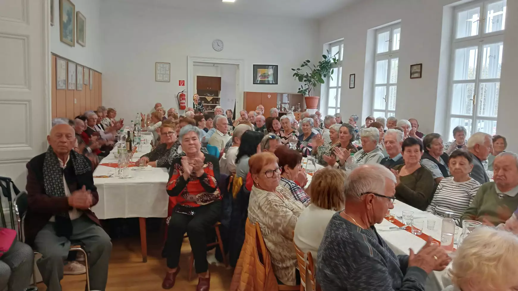  Örömteli, vérpezsdítő ünneplés a komáromi városi nyugdíjasklubban – KÉPEKKEL