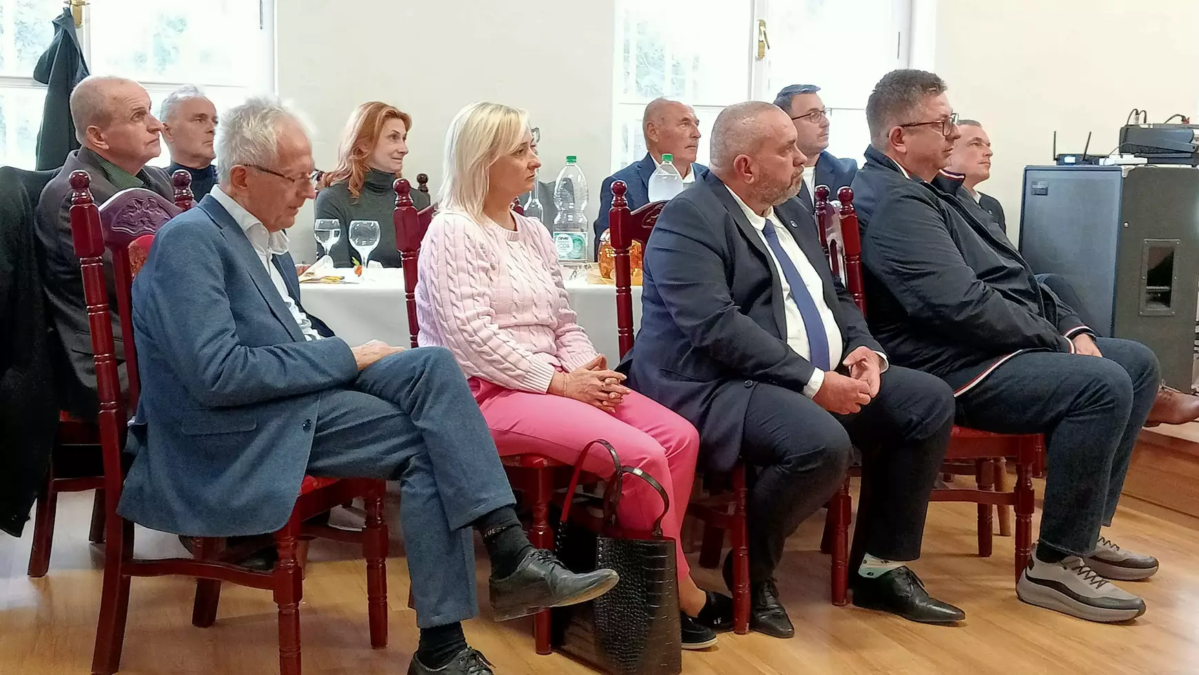  Örömteli, vérpezsdítő ünneplés a komáromi városi nyugdíjasklubban – KÉPEKKEL