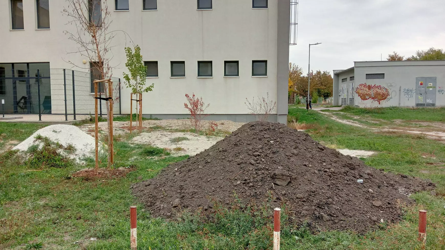 Közös cél a Szinnyei József Könyvtár környékének megszépítése – KÉPEKKEL