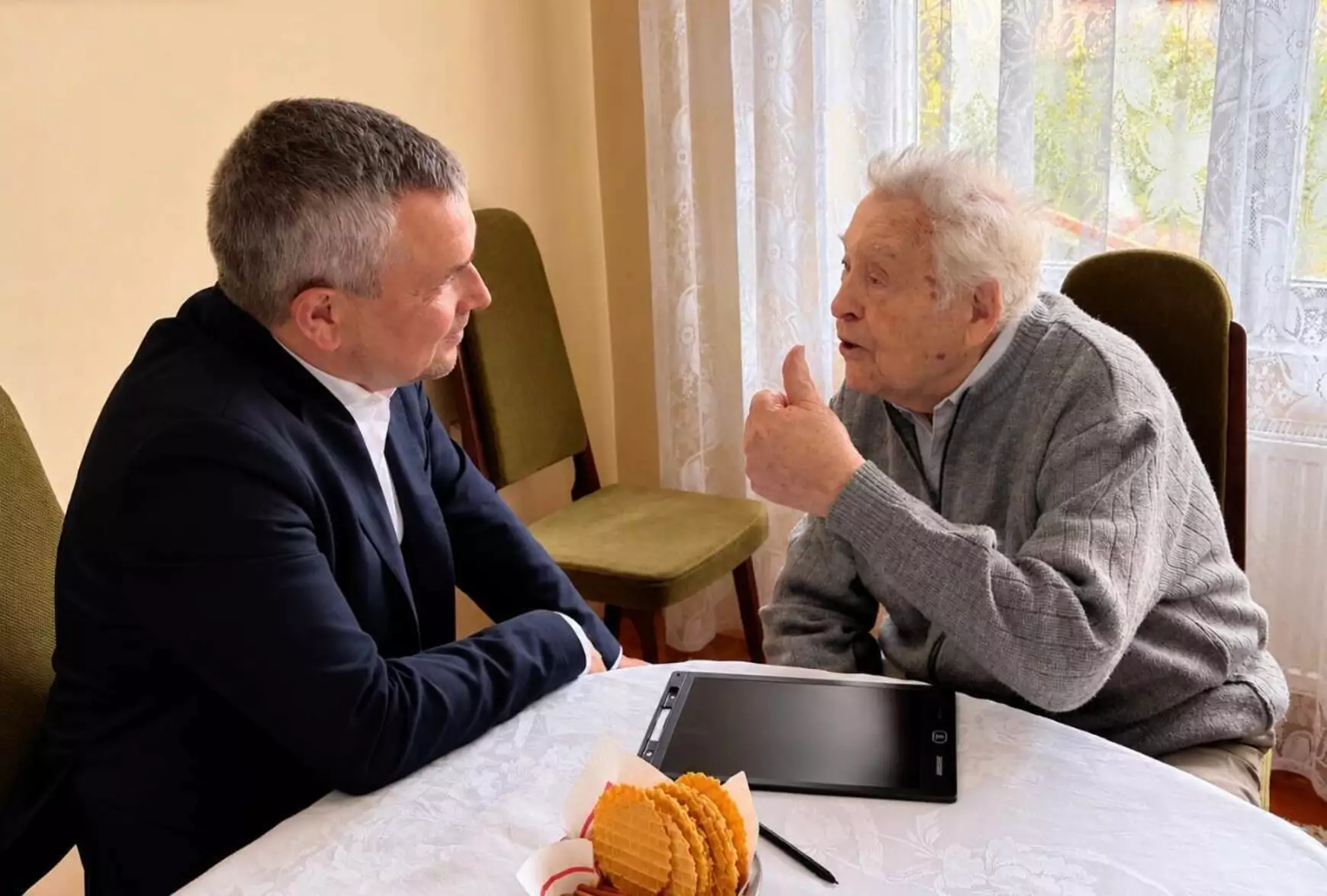 Alig egy híján 100 éves Komárom legidősebb polgára, felköszöntötték – KÉPEKKEL