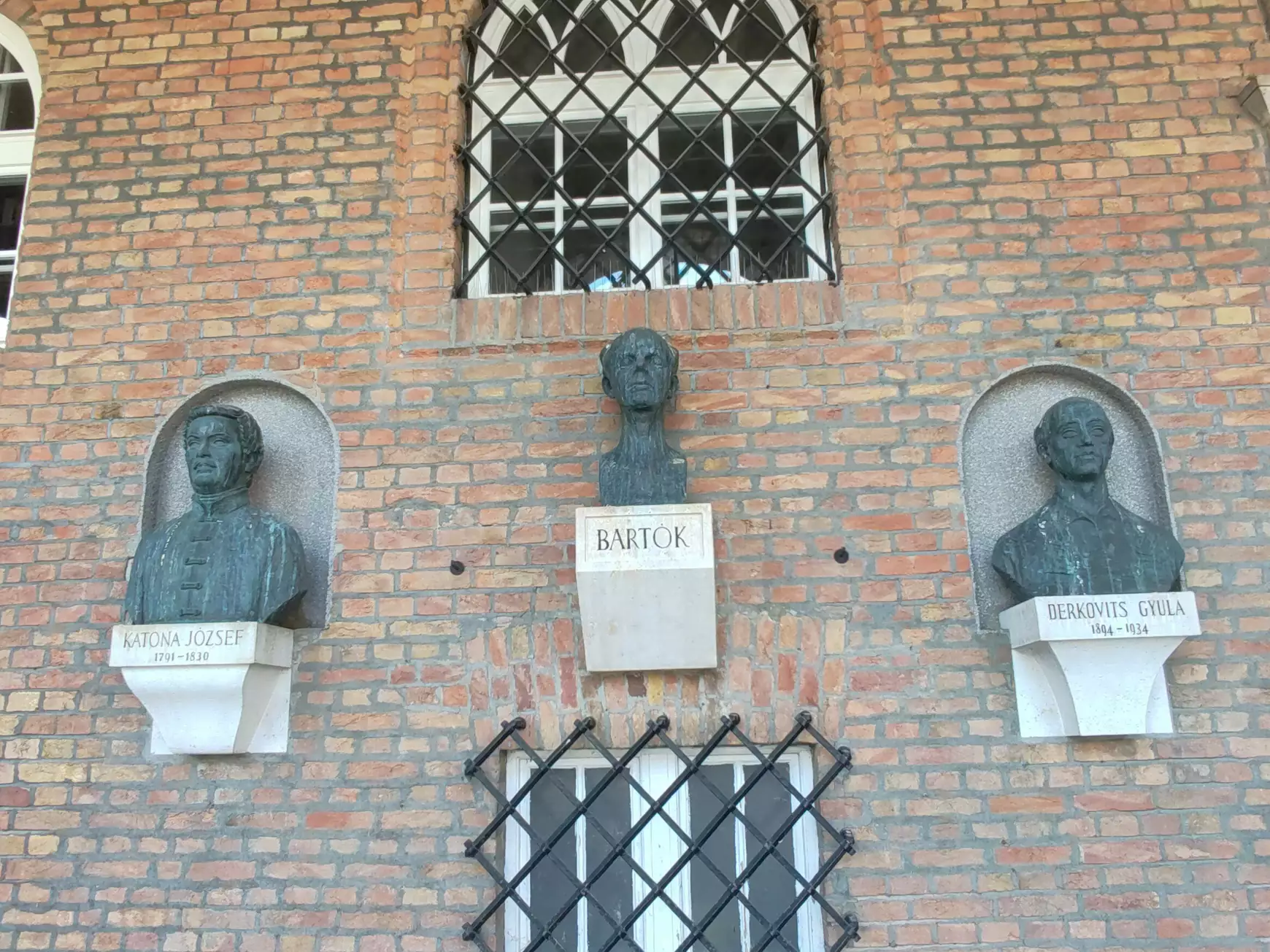 Katona József, Bartók Béla és Derkovits Gyula szobra