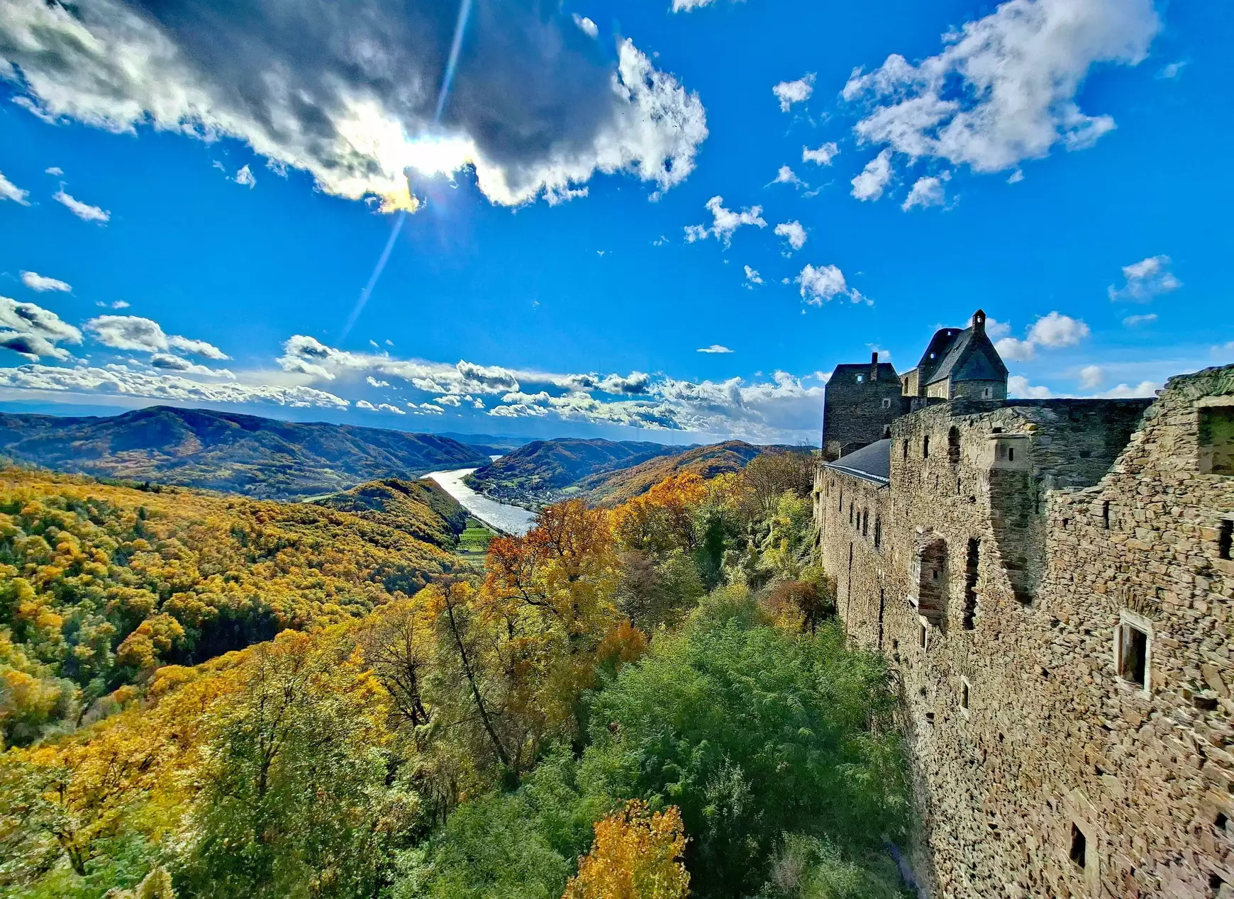 Színpompás őszi és napfényes kilátás Aggstein várából